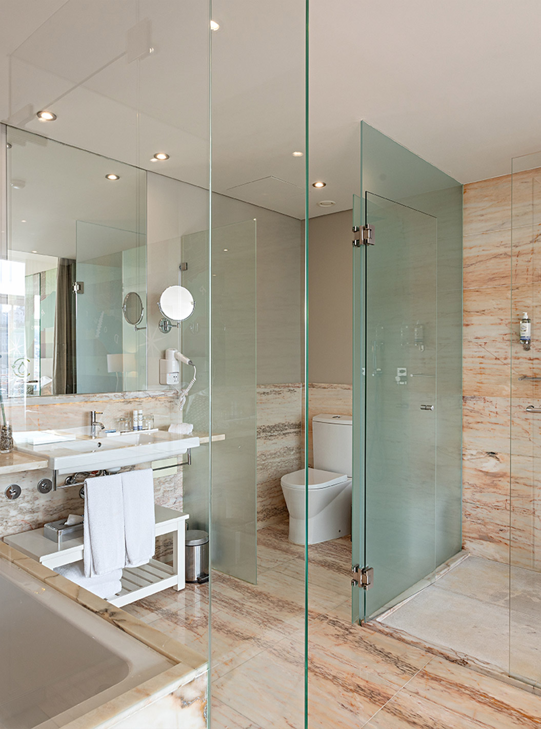 El Vintage Grand View Balcony del Pestana Vintage Porto tiene un baño con una ducha, una bañera y un lavabo