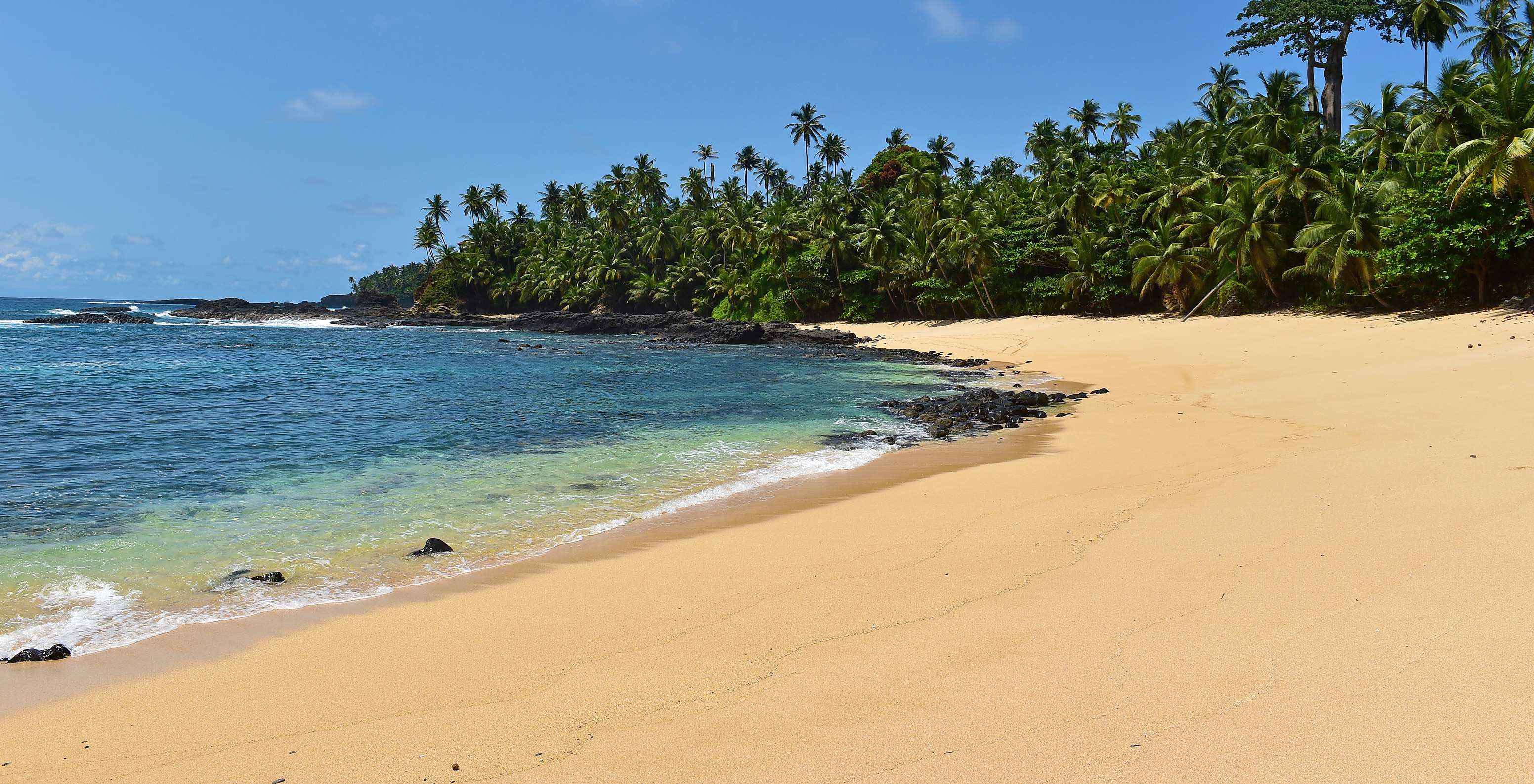 Playa del Ilhéu das Rolas playa tropical con arena clara y fina mar cristalino y muchas palmeras