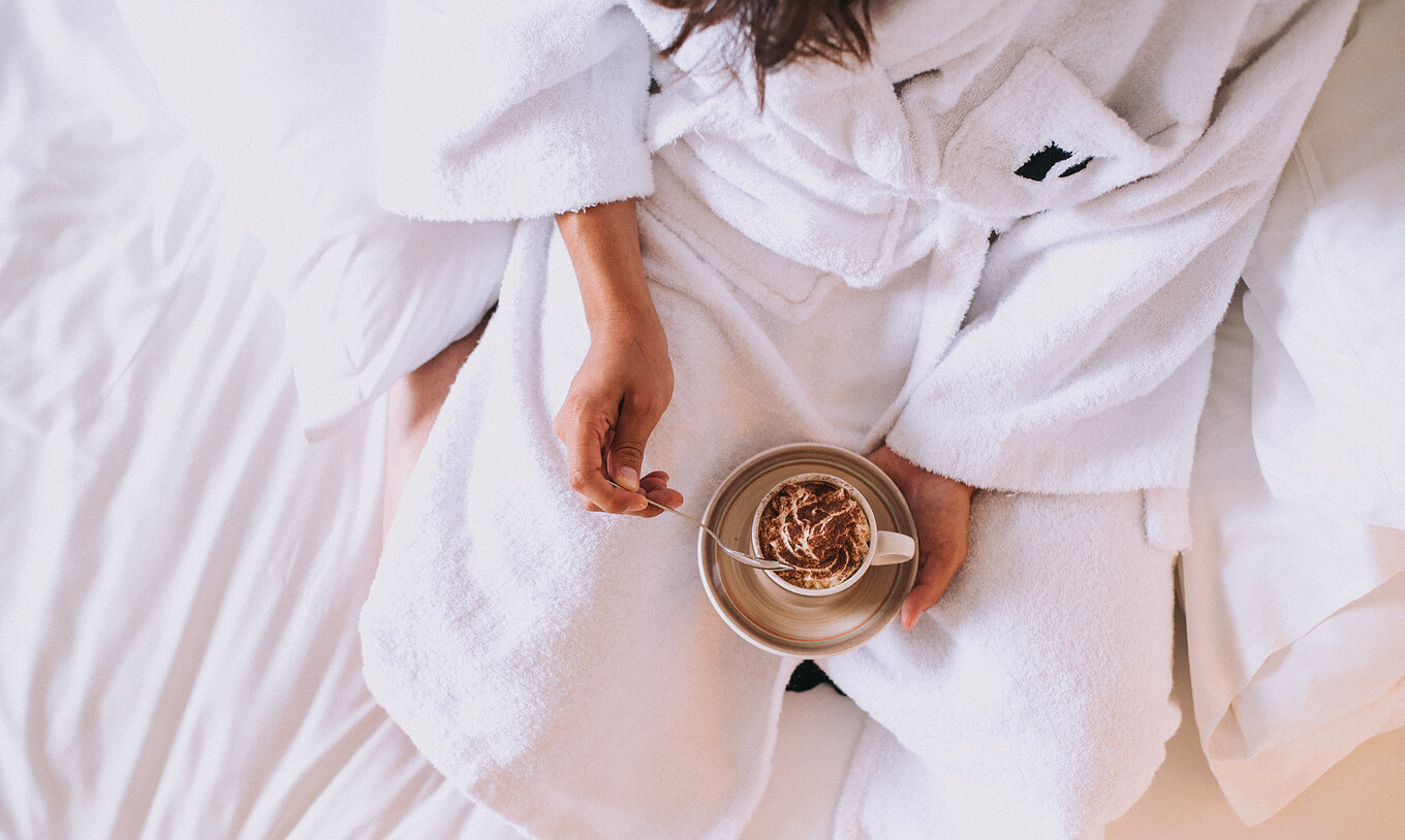 El Superior del Pestana Miramar São Tomé tiene un albornoz blanco que puede usar y servicio a la habitación con café