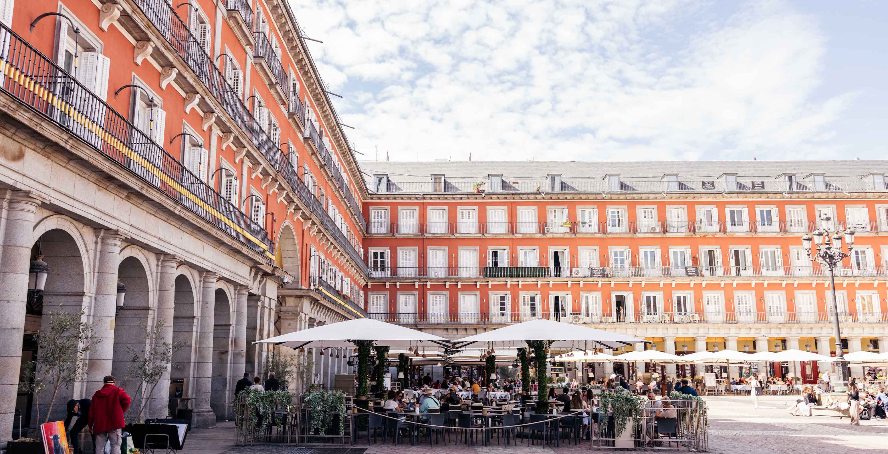 Vista de la terraza del restaurante del Pestana Collection Plaza Mayor, con sombrillas y mesas, en el centro de la Plaza Mayor
