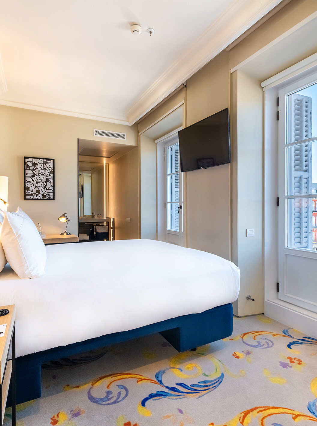 El Deluxe Grand Plaza Mayor del Pestana Plaza Mayor Madrid tiene una cama de casal y una ventana con vista a la Plaza Mayor