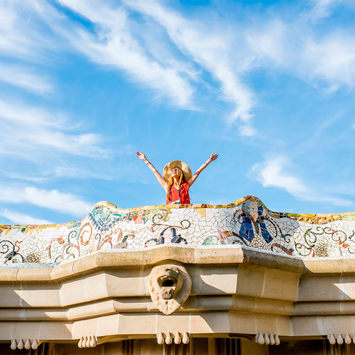 Alójate en un hotel Pestana y contempla la belleza aequitetónica del Parque Güell en Barcelona, con sus coloridas esculturas.