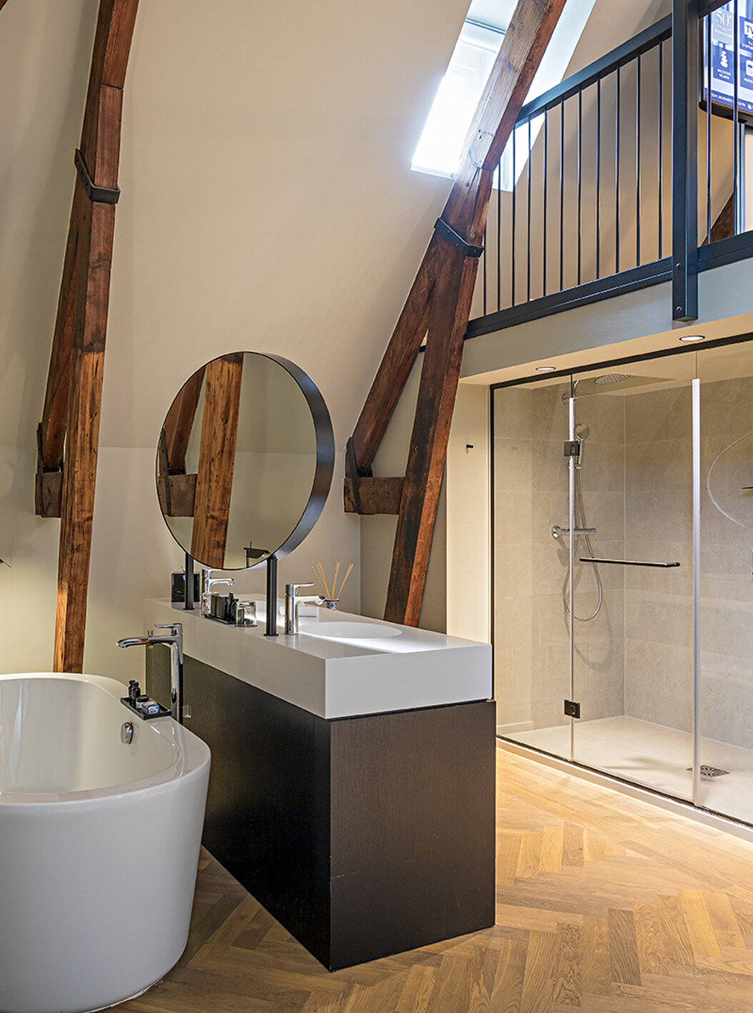 La Clock Tower Suite del Pestana Amsterdam Riverside tiene un baño con dos lavabos, espejo y bañera o ducha