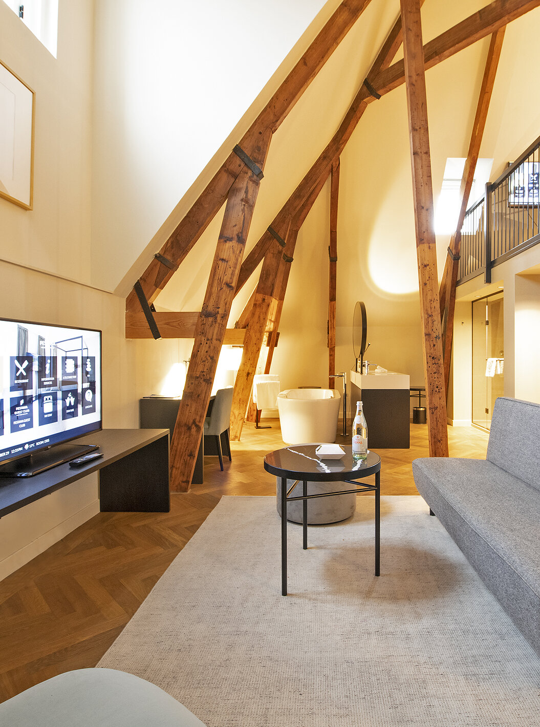 La Clock Tower Suite del Pestana Amsterdam Riverside tiene sala de estar con sofá, mesa de centro y televisión