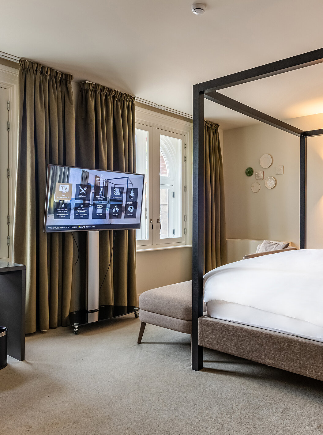 El cuarto Premium Deluxe del Pestana Amsterdam Riverside tiene una televisión frente a la cama y un escritorio con silla
