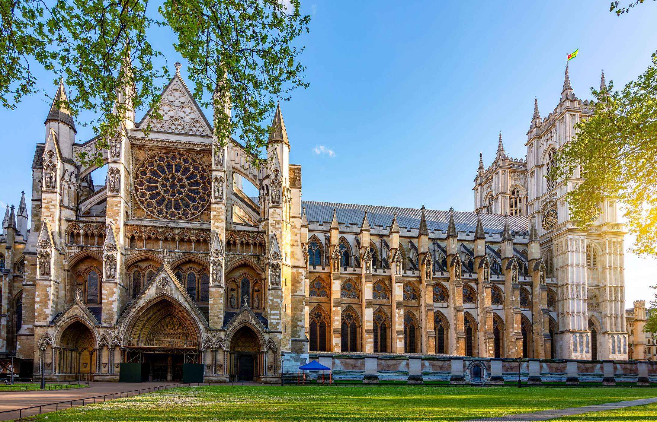 Fachada de la Abadía de Westminster en Londres, con sus arcos góticos, rosetón y torres puntiagudas.