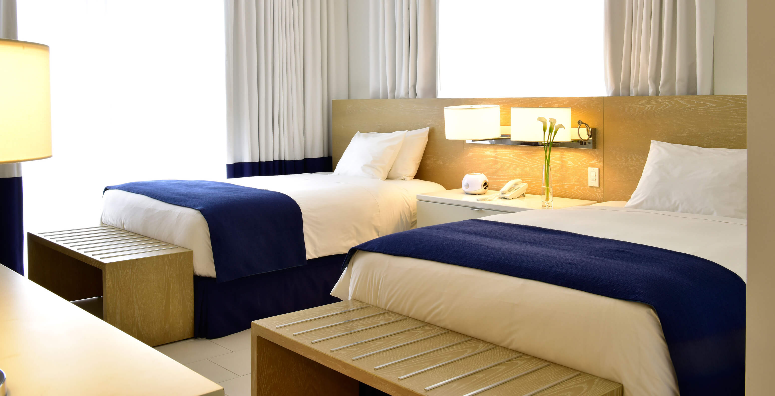 El Superior Doble con Camas Queen del Pestana Miami es una habitación moderna con camas twin y diseño minimalista