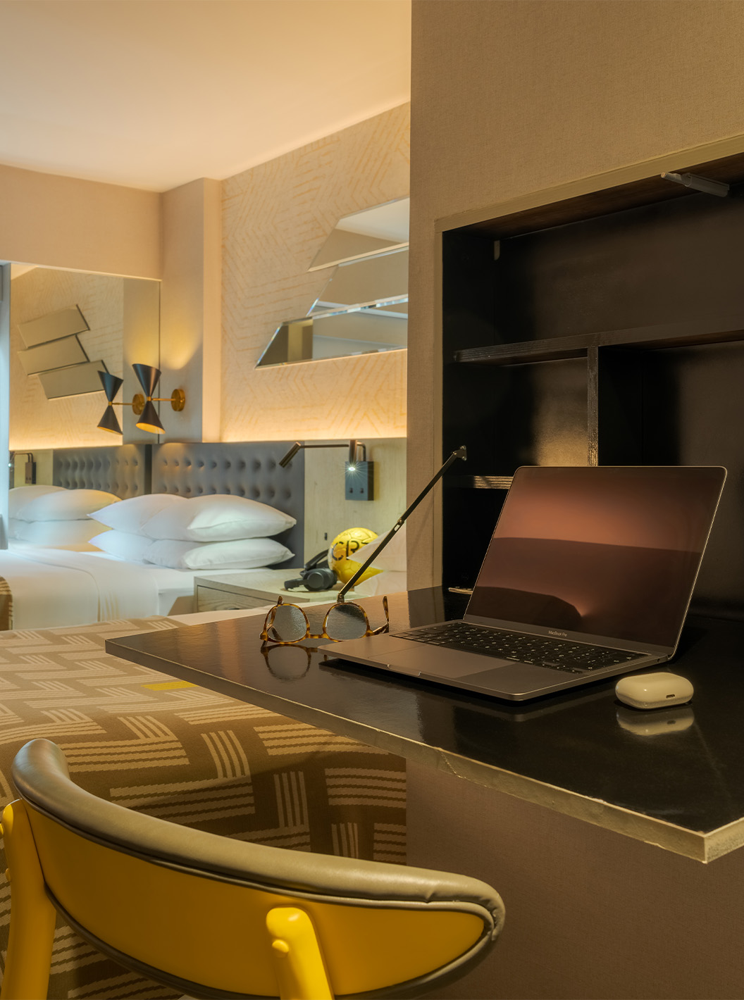 El Superior Double ADA del Pestana CR7 Times Square tiene un estante donde puede usar el ordenador y una cama doble