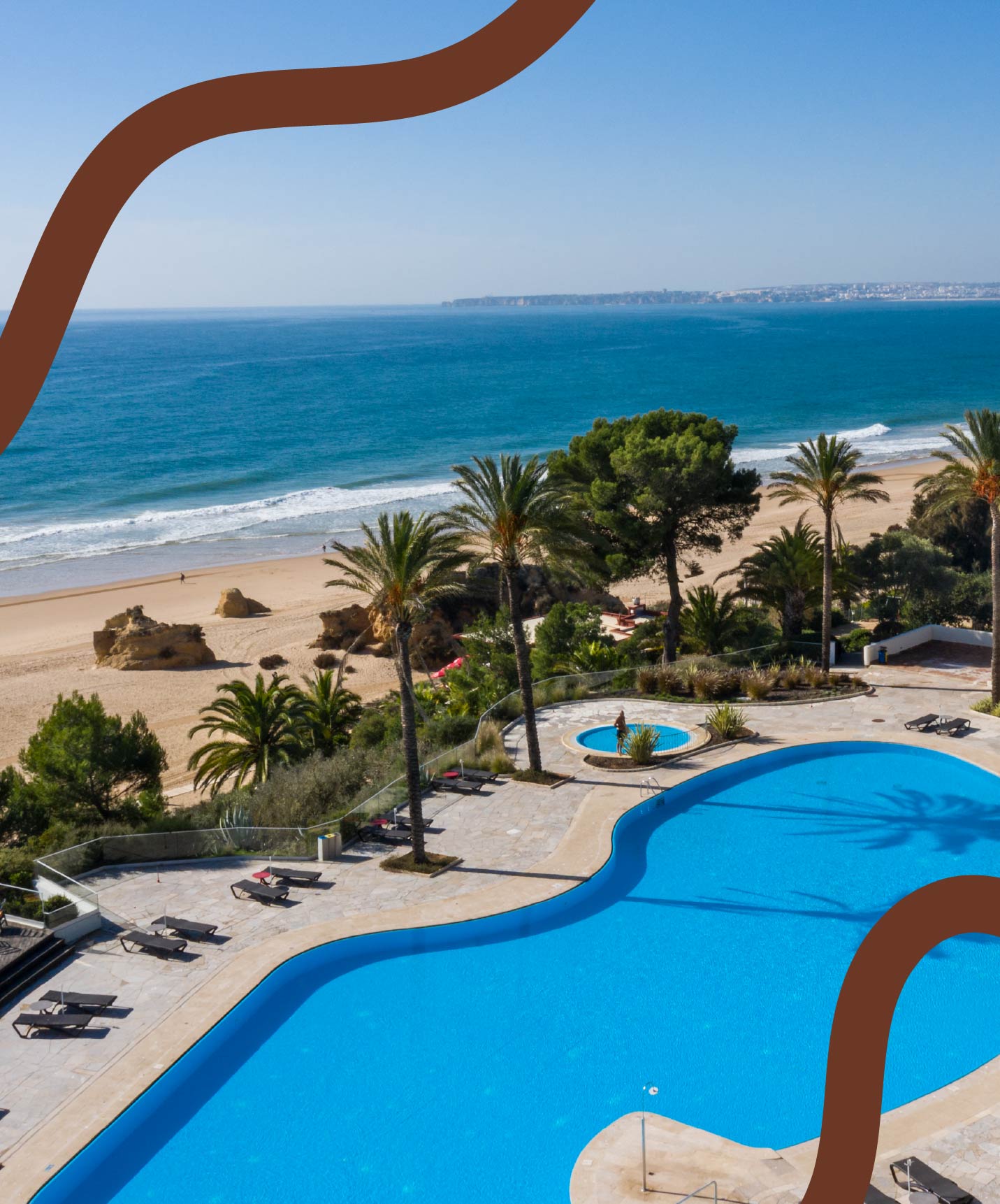 Descubre los beneficios de ser miembro Silver del Pestana Guest Club y descanse en la piscina con vistas a la playa