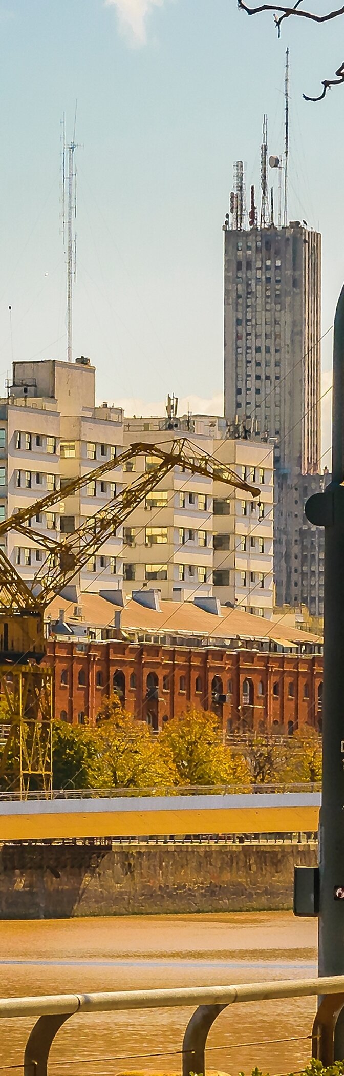 Paisaje urbano de Buenos Aires con el barrio portuario de Puerto Madero, edificios altos y el Río de la Plata.