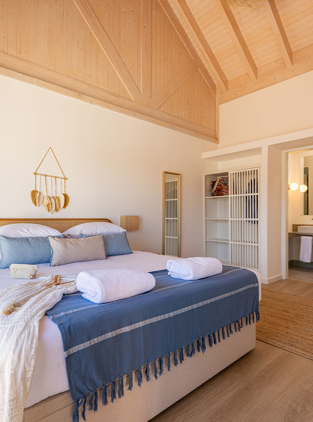 La Premium Green Villa de Pestana Comporta Village Residences tiene un dormitorio con cama doble y varias almohadas azules