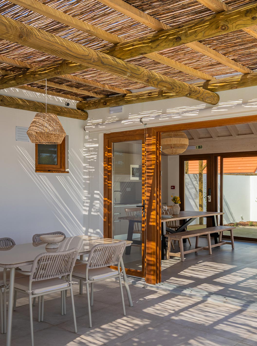 La Premium Villa de Pestana Comporta Village Residences tiene un patio cubierto con mesa que da acceso al interior