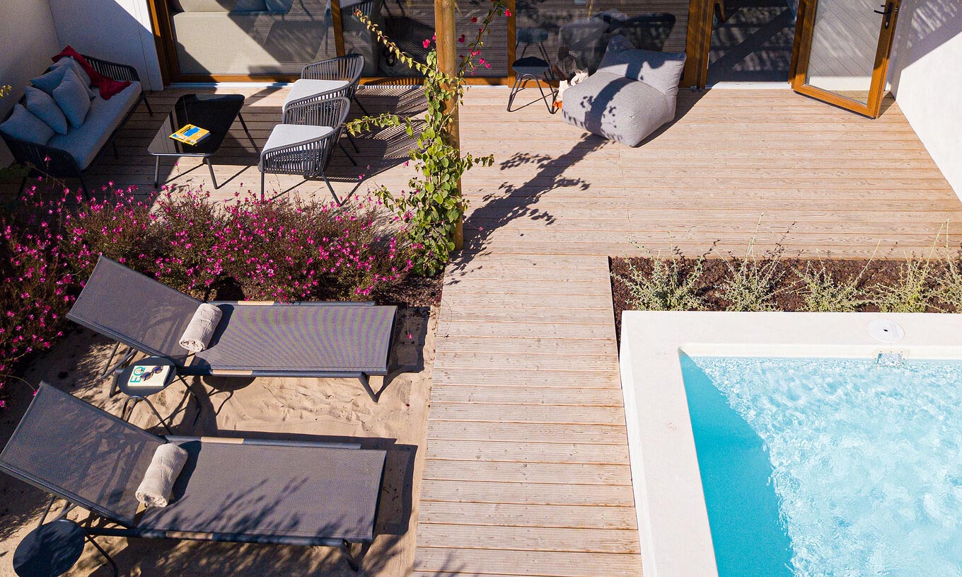 La Standard Villa (2 adultos) de Pestana Comporta Village Residences tiene una terraza con piscina, tumbonas y plantas