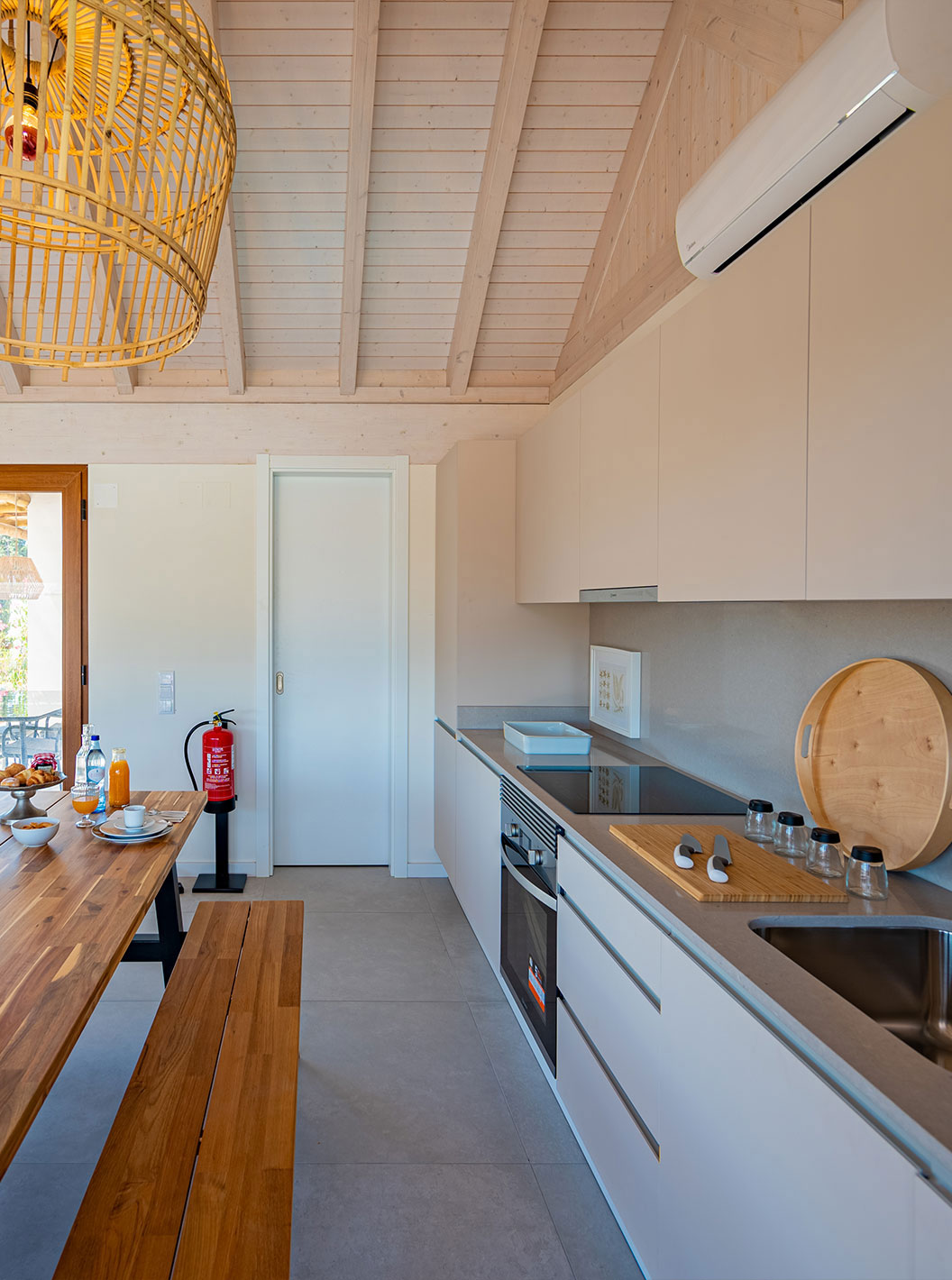 La Standard Villa de Pestana Comporta Village Residences tiene una cocina moderna con mesa de madera y horno