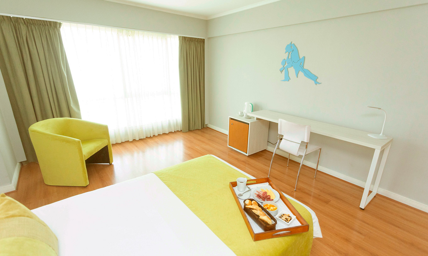 De Queen Superior van Pestana Buenos Aires heeft stoel, bureau en decoratieve elementen