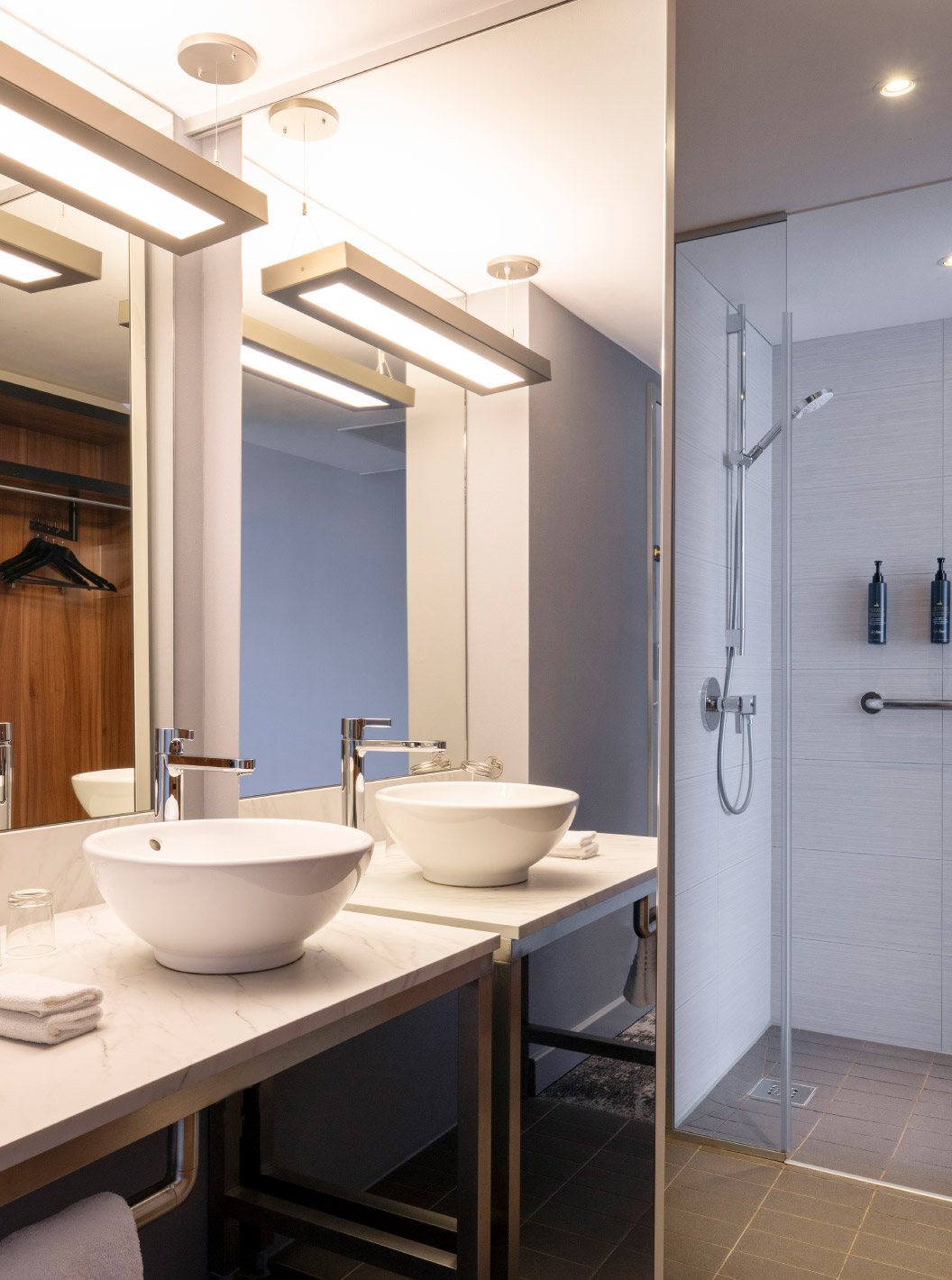 De Standard King van Pestana Brussels Schuman heeft een badkamer met een wastafel, een grote spiegel en een douche