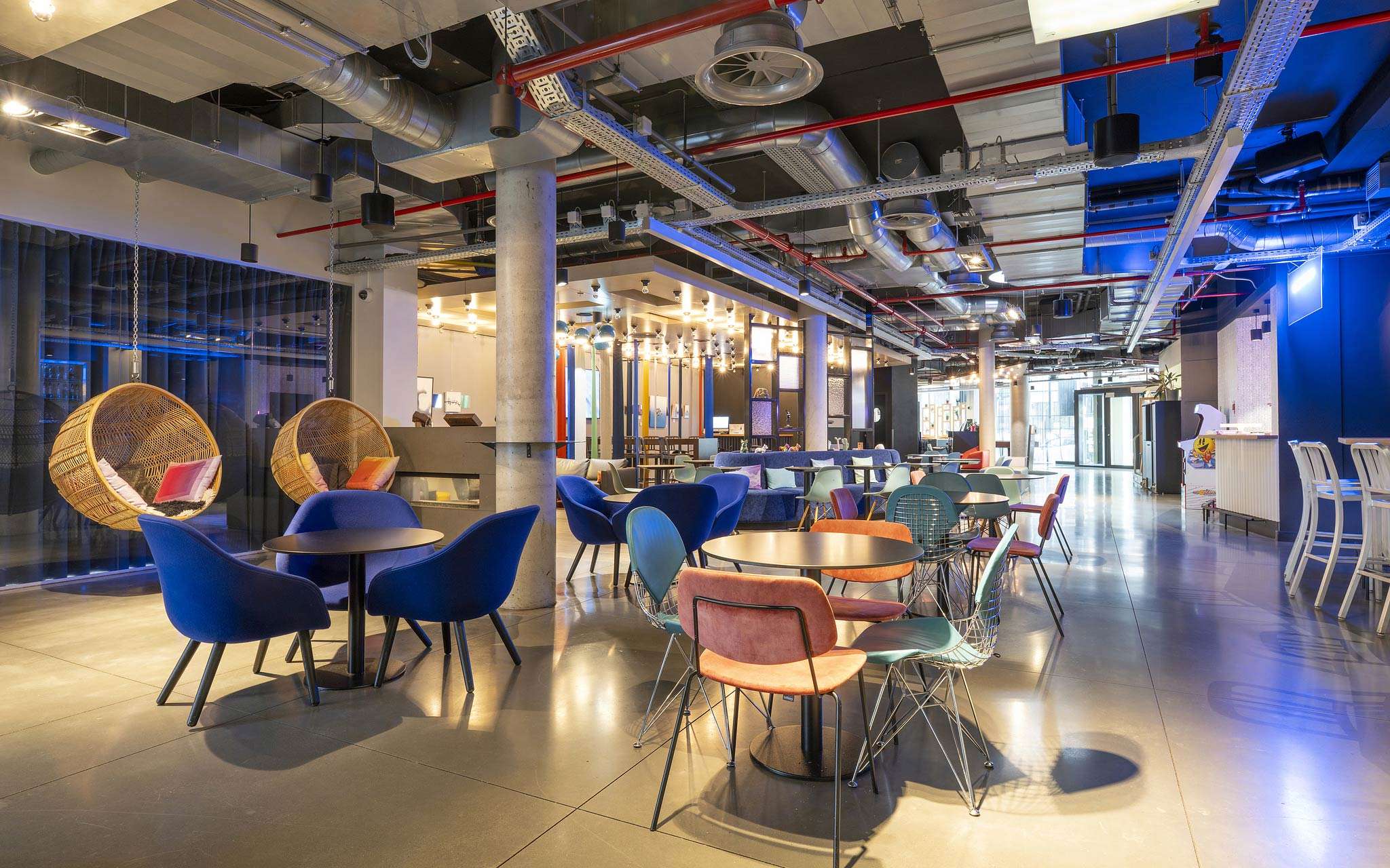 Tafels en stoelen van de bar en de ingang van Pestana Brussels Schuman, een hotel in Brussel, België