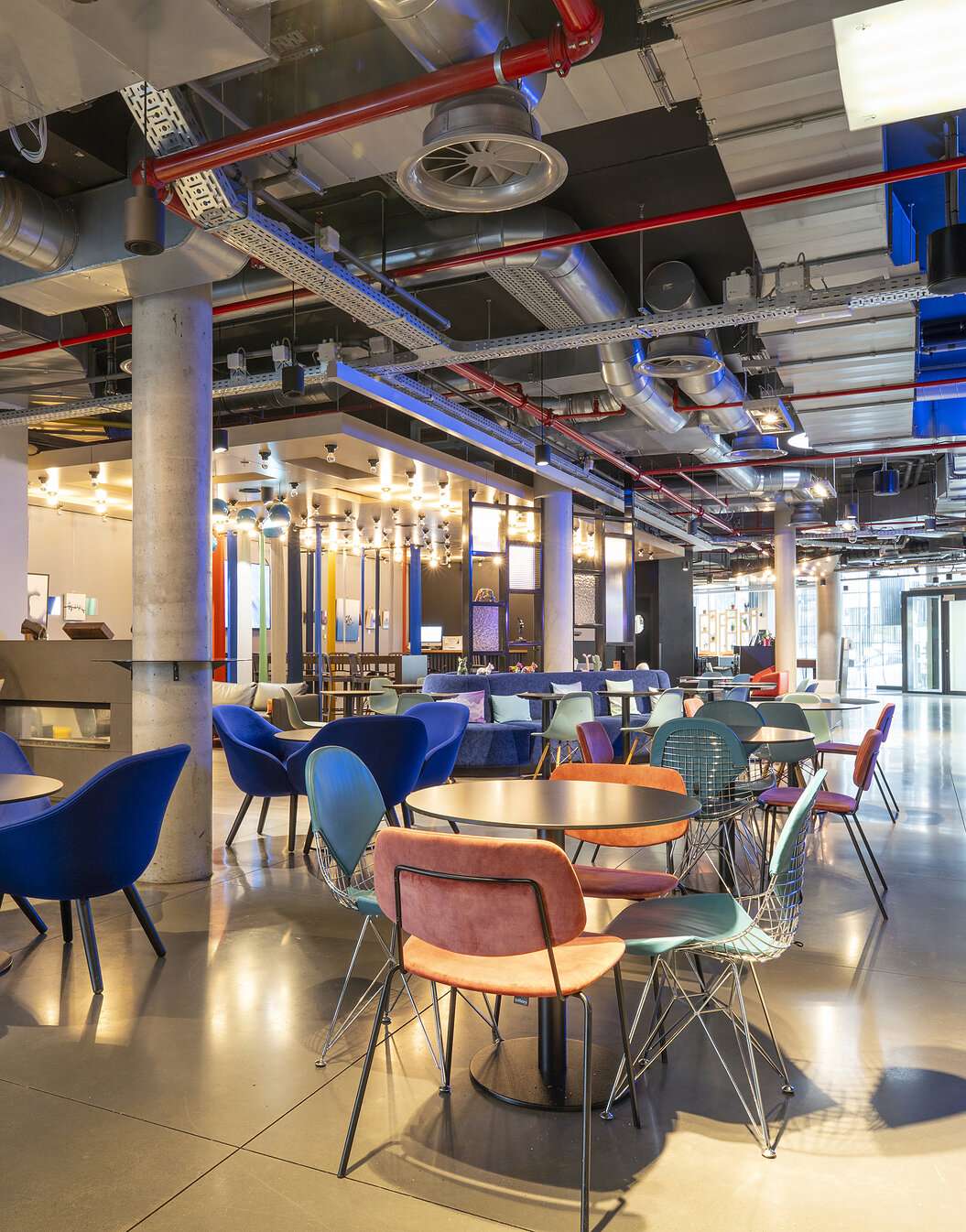 Tafels en stoelen van de bar en de ingang van Pestana Brussels Schuman, een hotel in Brussel, België