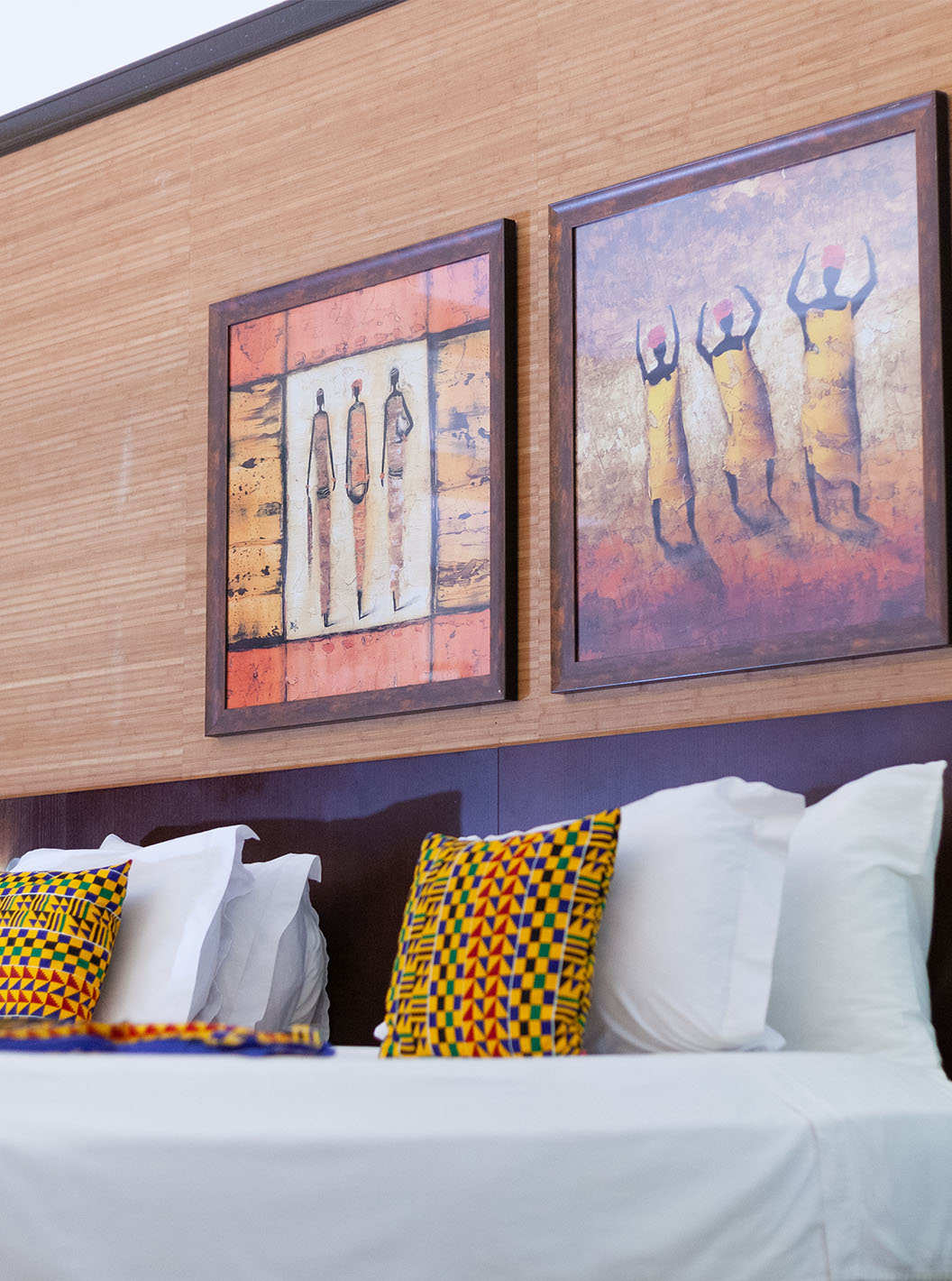 De premium kamer van Pestana Tropico heeft twee kunstwerken boven het tweepersoonsbed en een nachtkastje