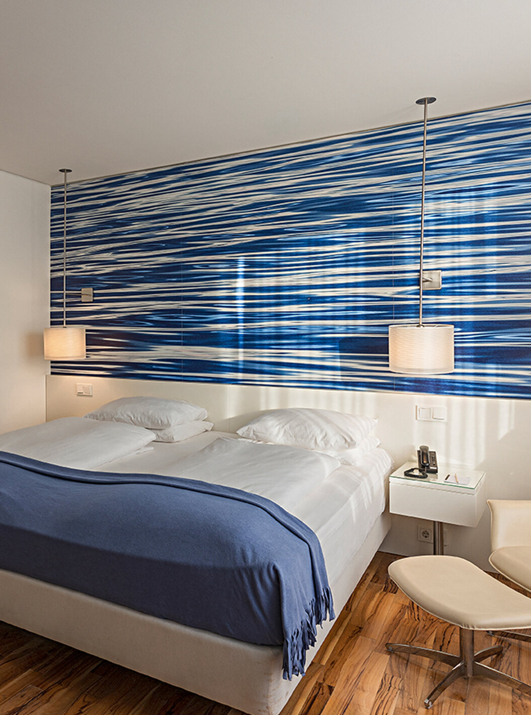 De Deluxe Kamer van Pestana Berlin Tiergarten heeft tweepersoonsbed, nachttafel met telefoon en bank