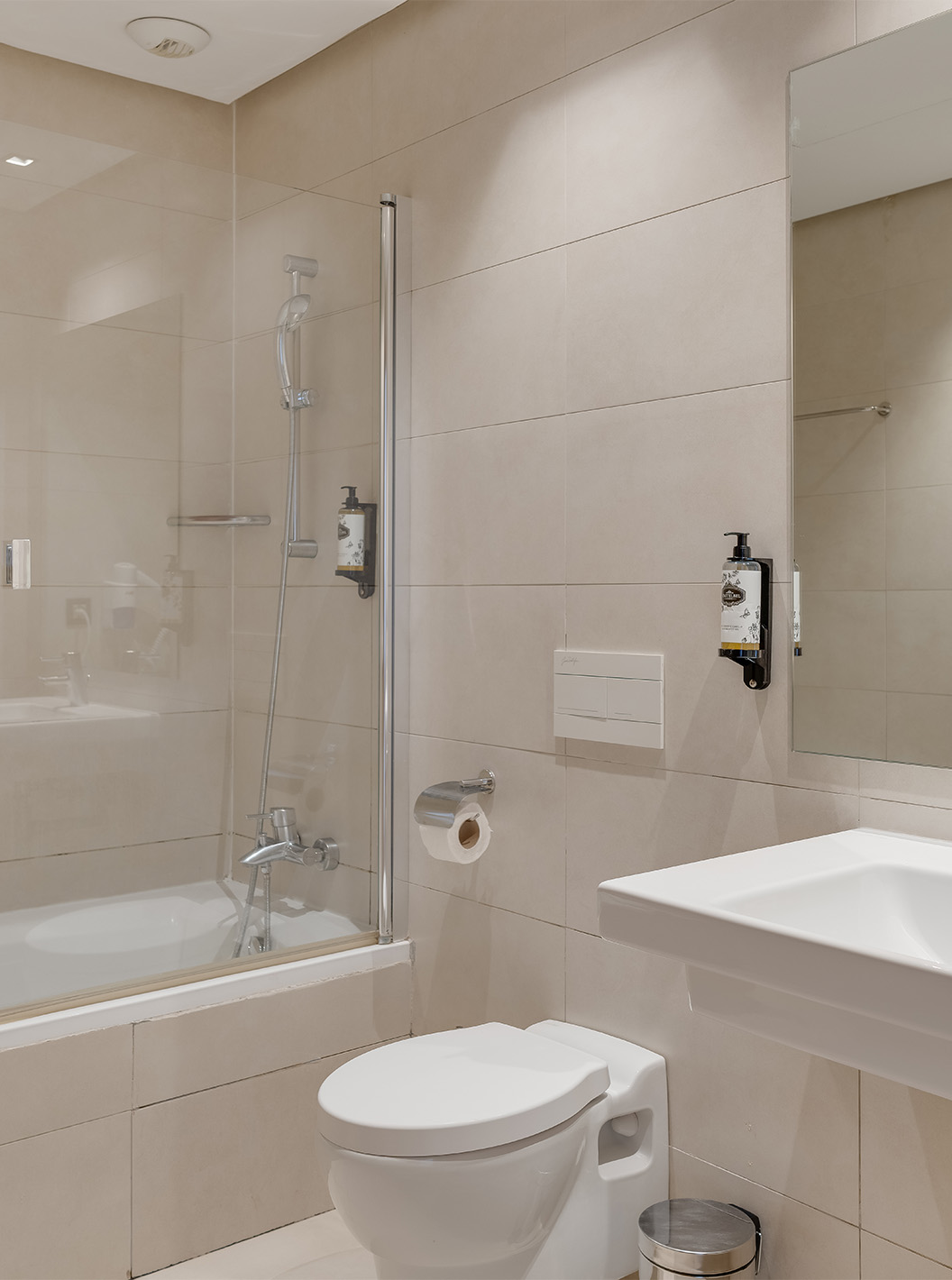 De Suite van Pestana Casablanca heeft een neutrale badsuite met bad, toilet en wastafel