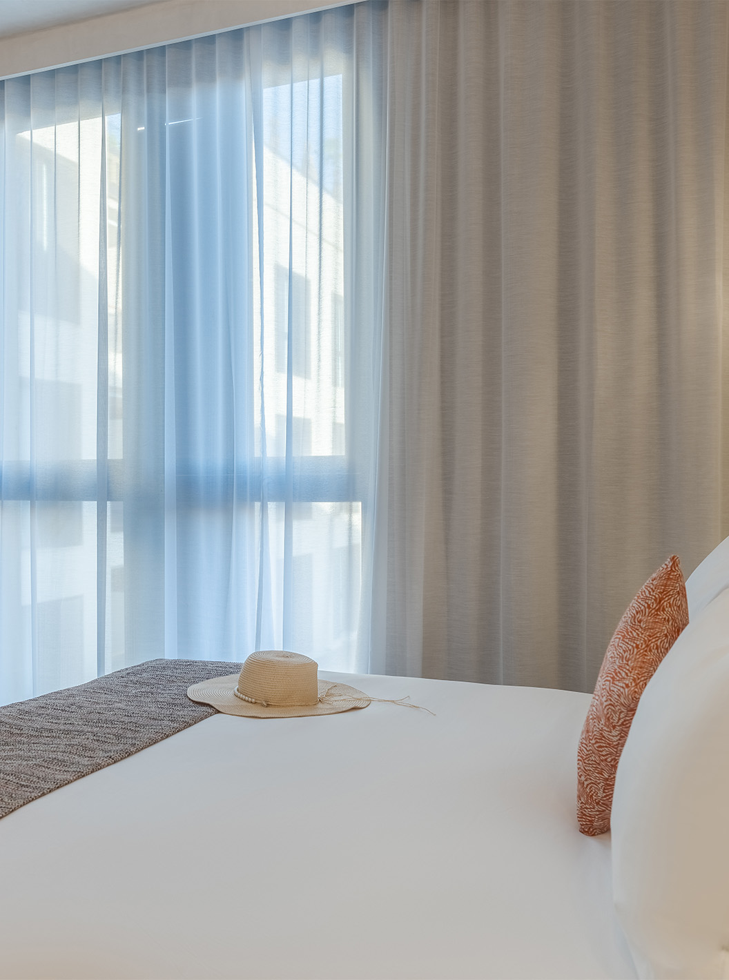 De CR7 Suite van Pestana CR7 Marrakech heeft een kamer met tweepersoonsbed, televisie en een raam met gordijnen