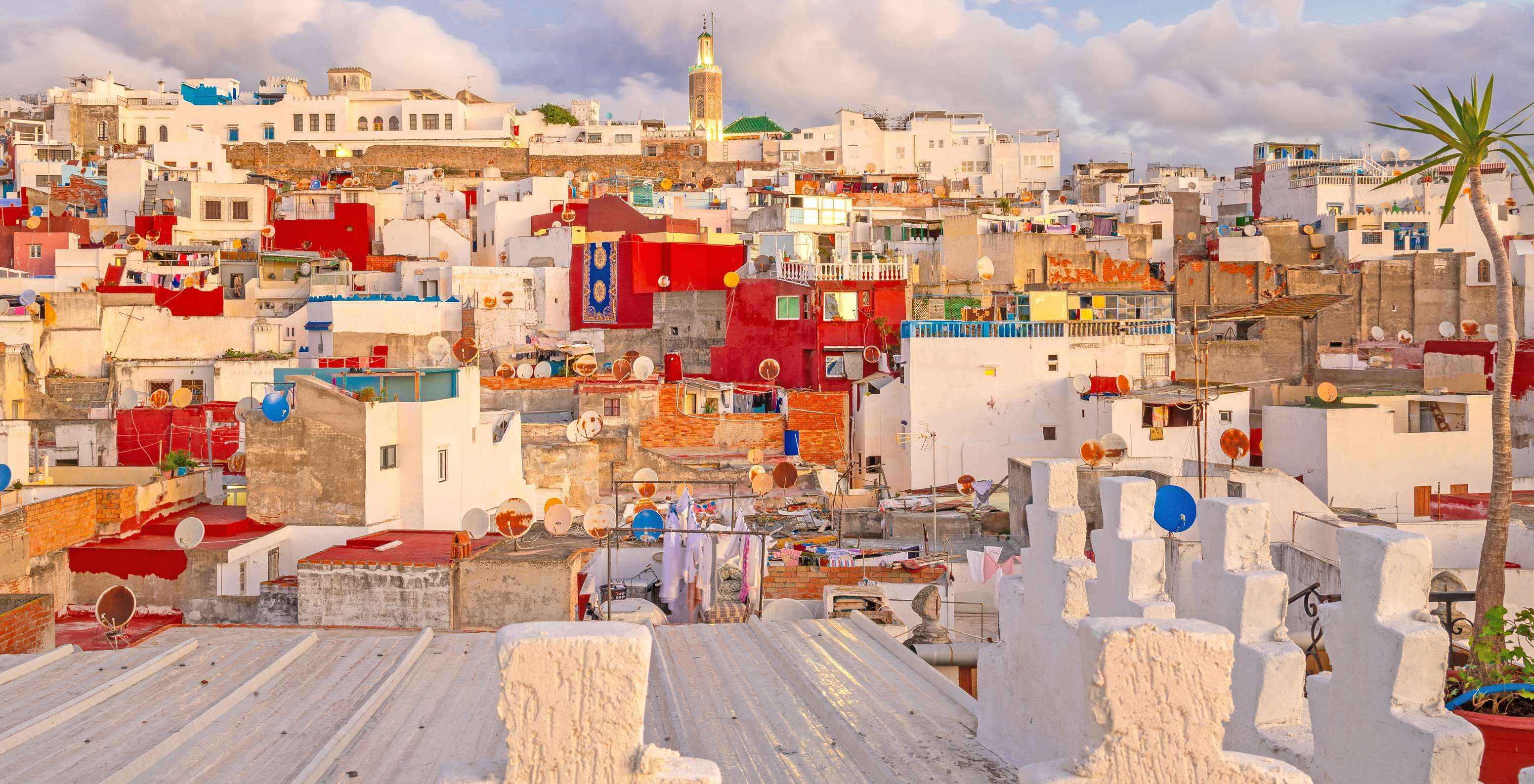 Verblijf in het Pestana Tanger City Center en bezoek de stad met de typische witte en rode huizen met blauwe antennes