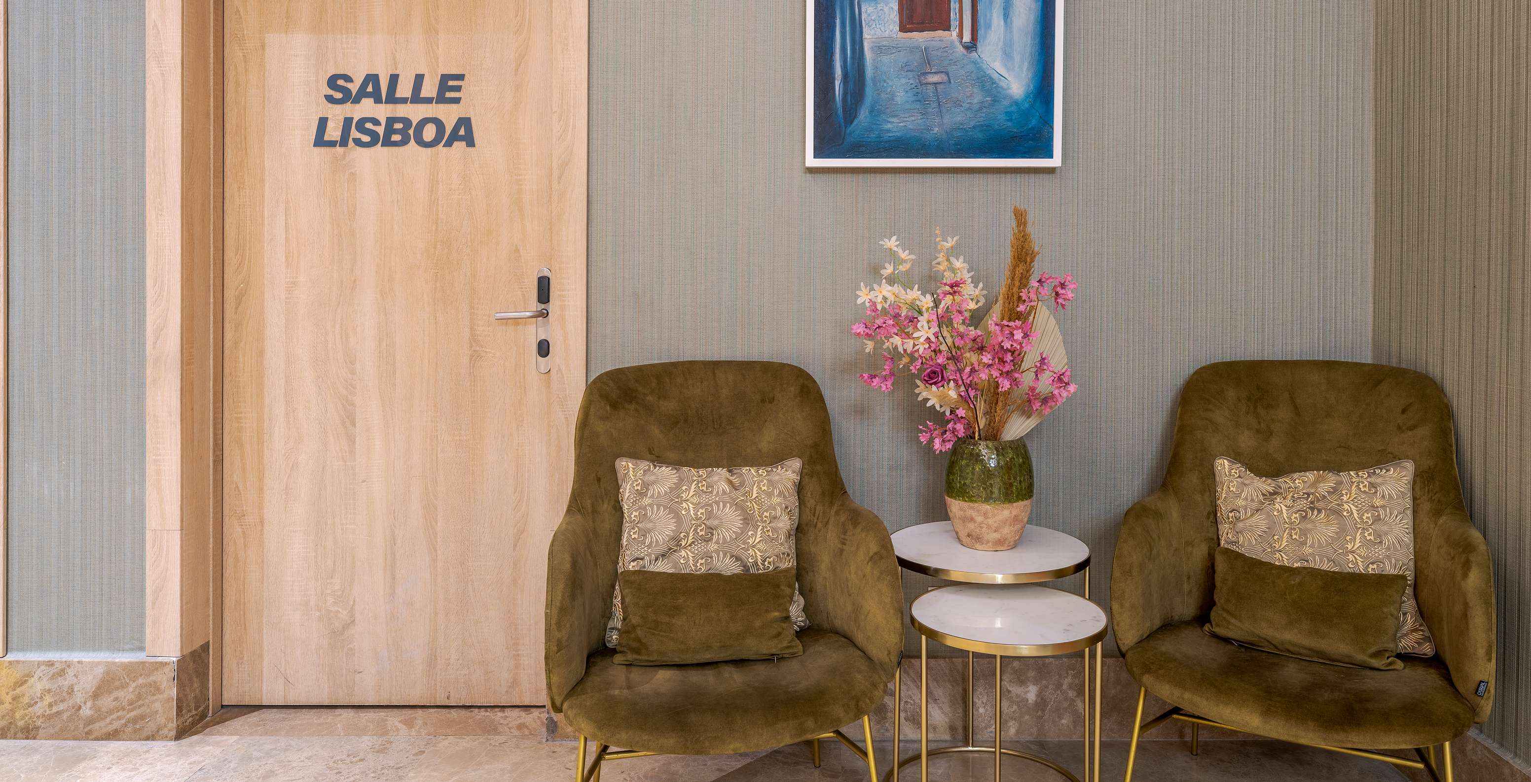 Pestana Tanger City Center met elegante decoratie van fluwelen banken en schilderijen