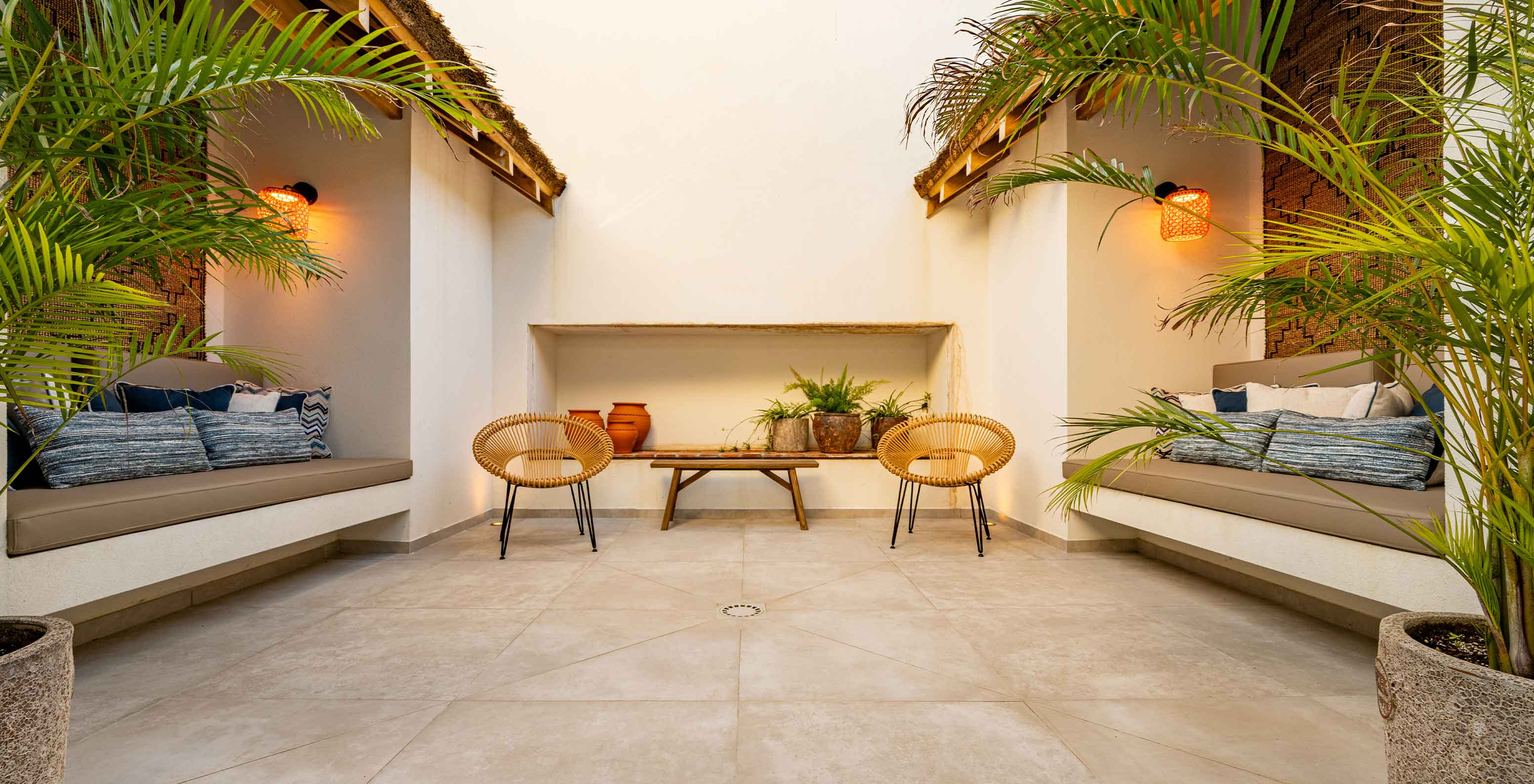 Buiten zitgedeelte met banken, stoelen en vegetatie, in Pestana Comporta Village Residences