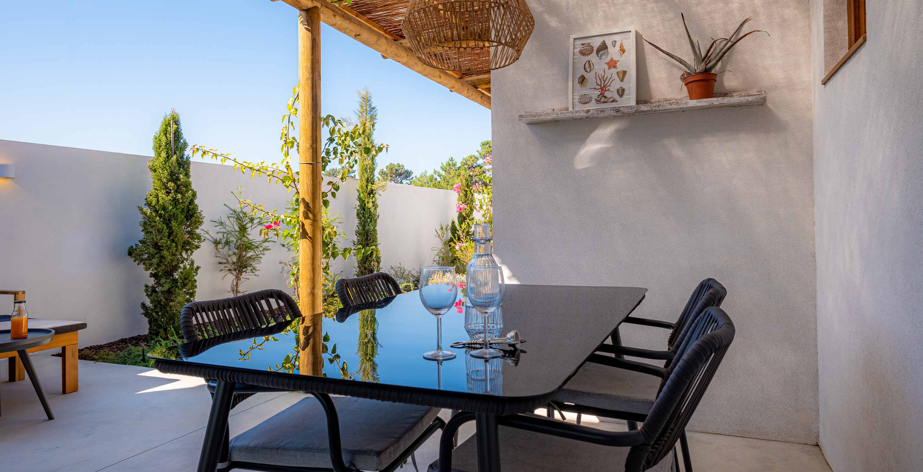De Standaard Villa T1 bij Pestana Comporta Village Residences heeft een buiteneettafel onder een pergola