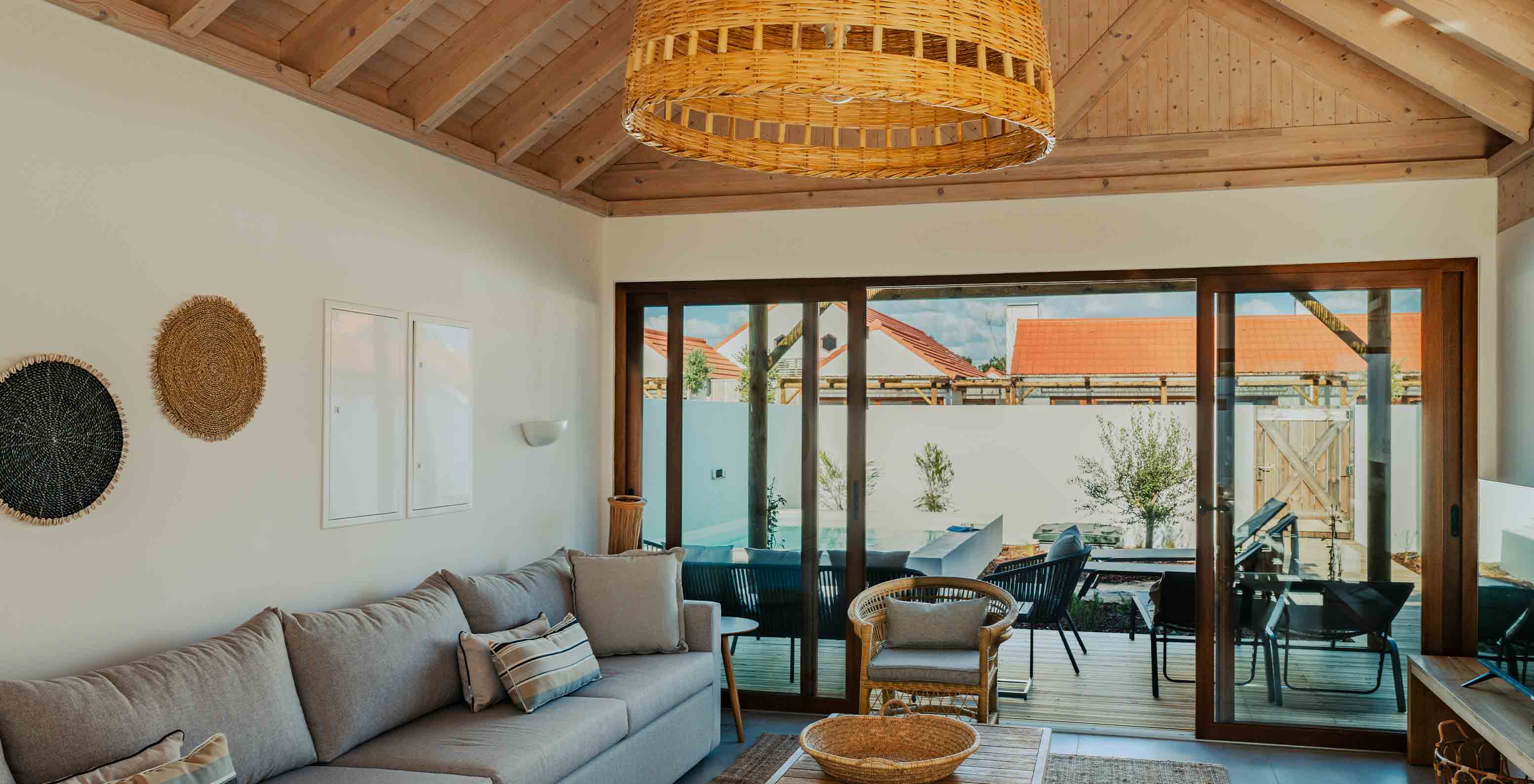 De Superieure Villa bij Pestana Comporta Village Residences heeft een woonkamer met een grijze bank en een balkon achteraan