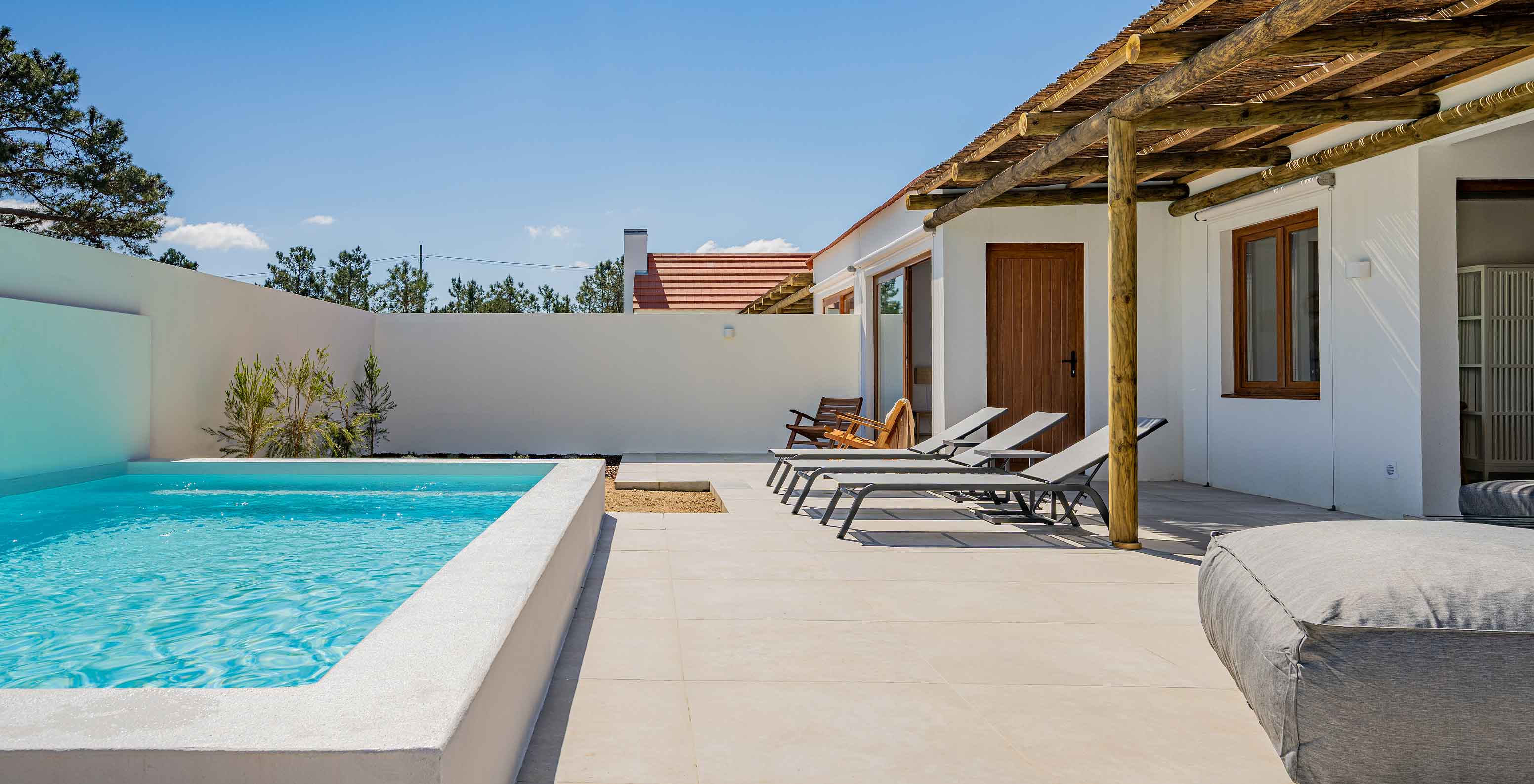 De Premium Groene Villa bij Pestana Comporta Village Residences heeft een zwembad, ligstoelen en een buitenpergola
