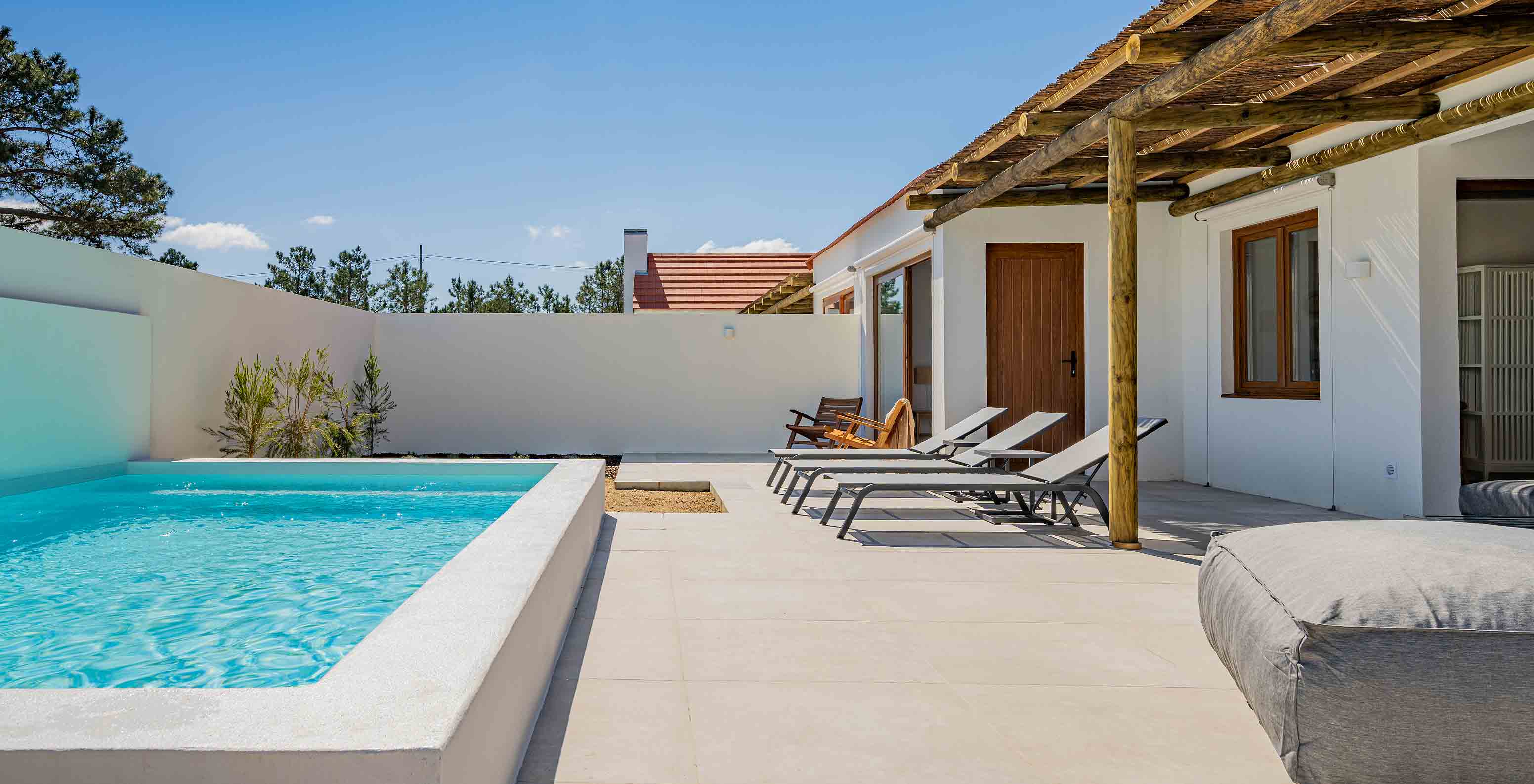 De Premium Villa bij Pestana Comporta Village Residences heeft een zwembad, ligstoelen en een buitenpergola