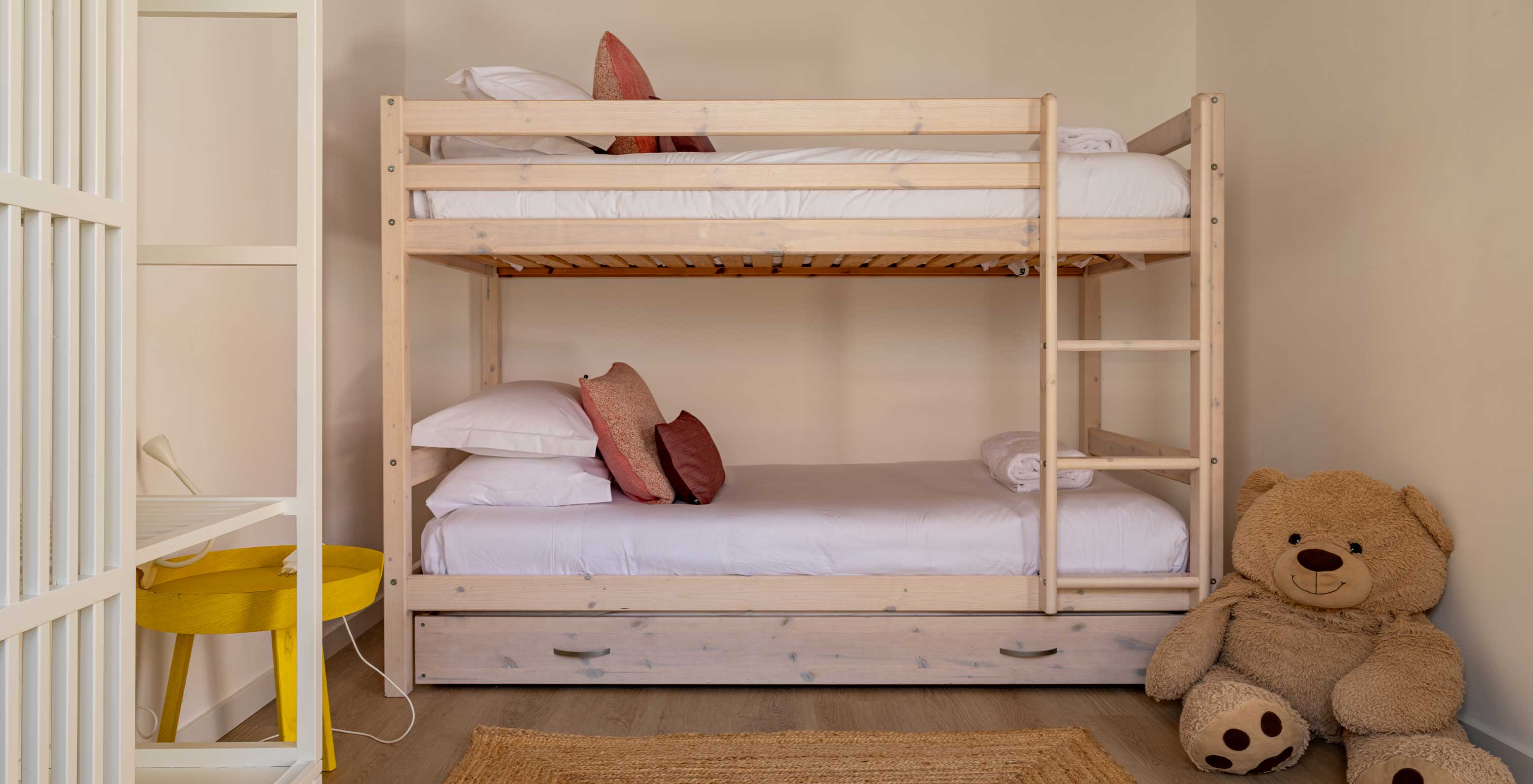 De Standaard Groene Villa bij Pestana Comporta Village Residences heeft een houten stapelbed met twee bedden en een teddybeer