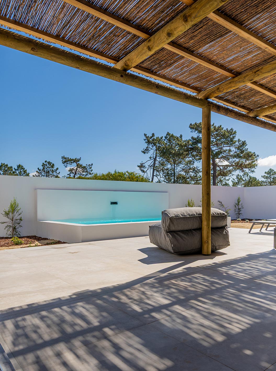 De Premium Villa bij Pestana Comporta Village Residences heeft een patio met een zwembad en een houten overkapping