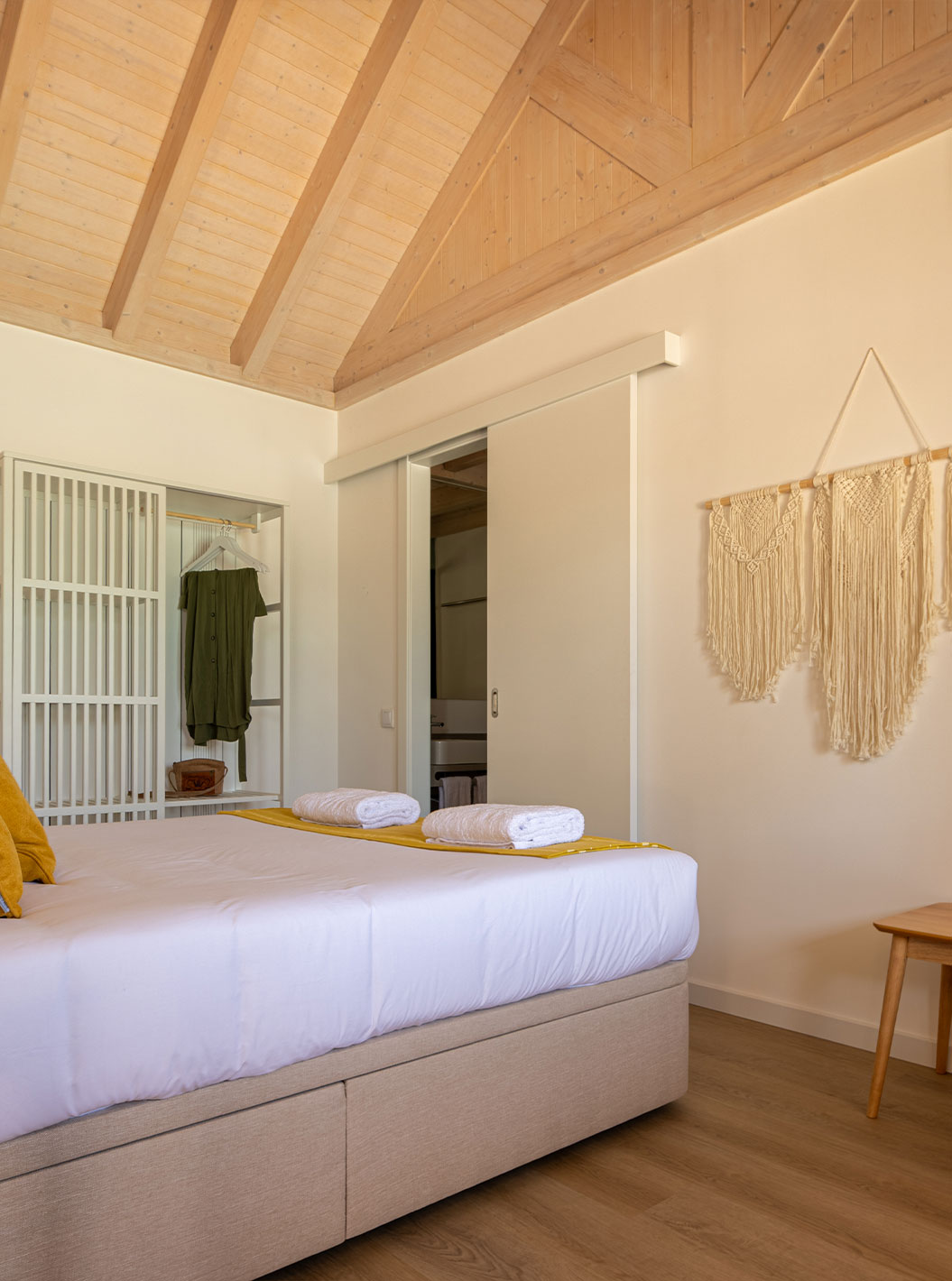 De Standaard Groene Villa bij Pestana Comporta Village Residences heeft een minimalistische slaapkamer met een bed en bank