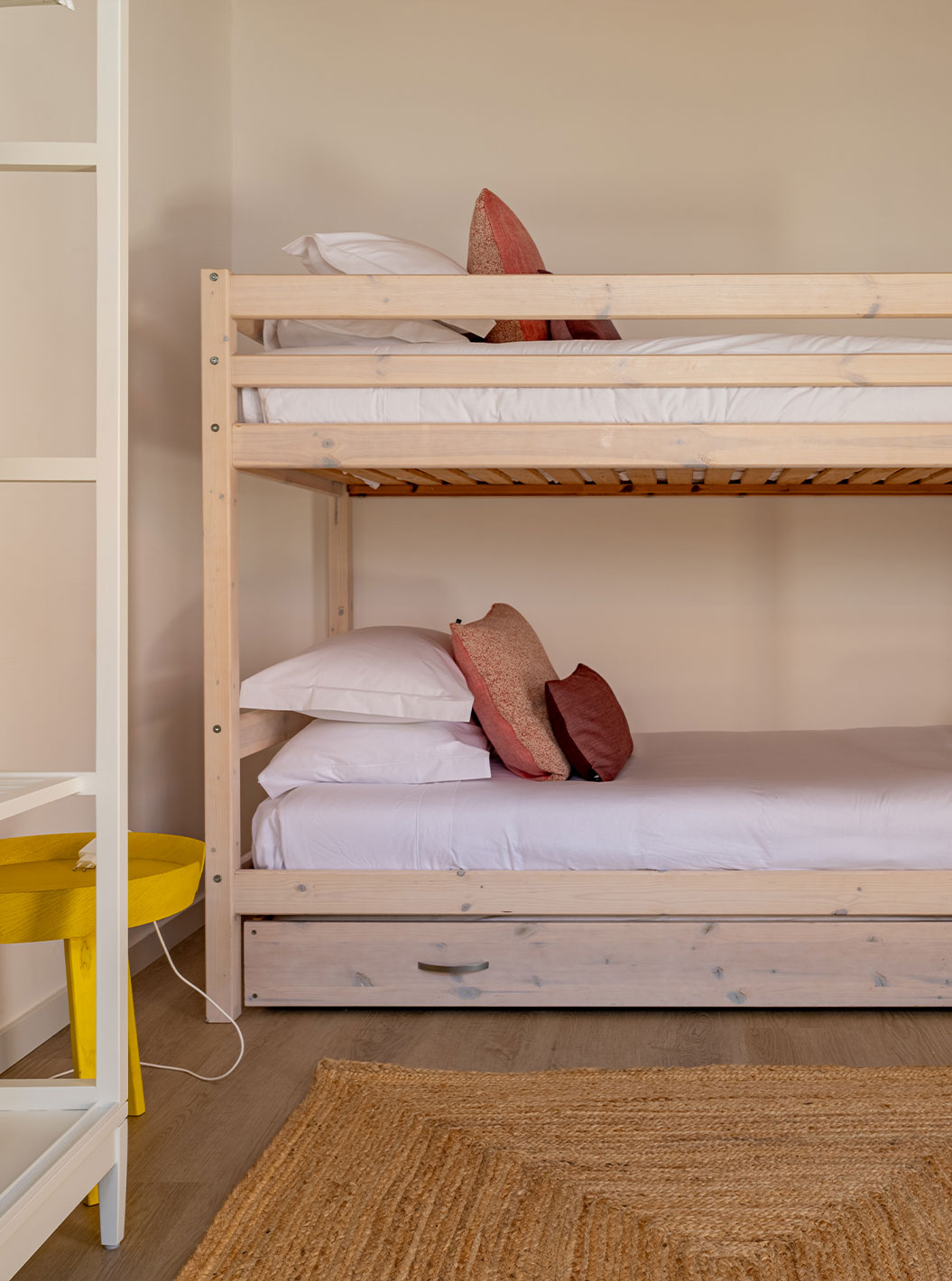 De Standaard Groene Villa bij Pestana Comporta Village Residences heeft een houten stapelbed met twee bedden en een teddybeer