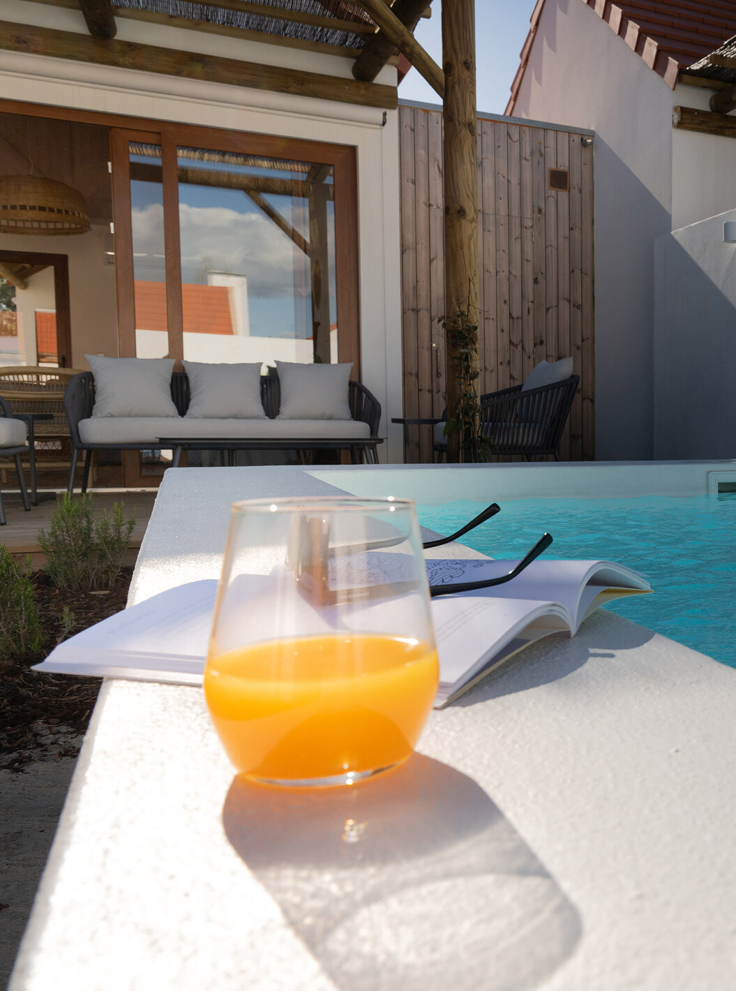 De Superieure Groene Villa bij Pestana Comporta Village Residences heeft een patio met sap en een boek bij het zwembad