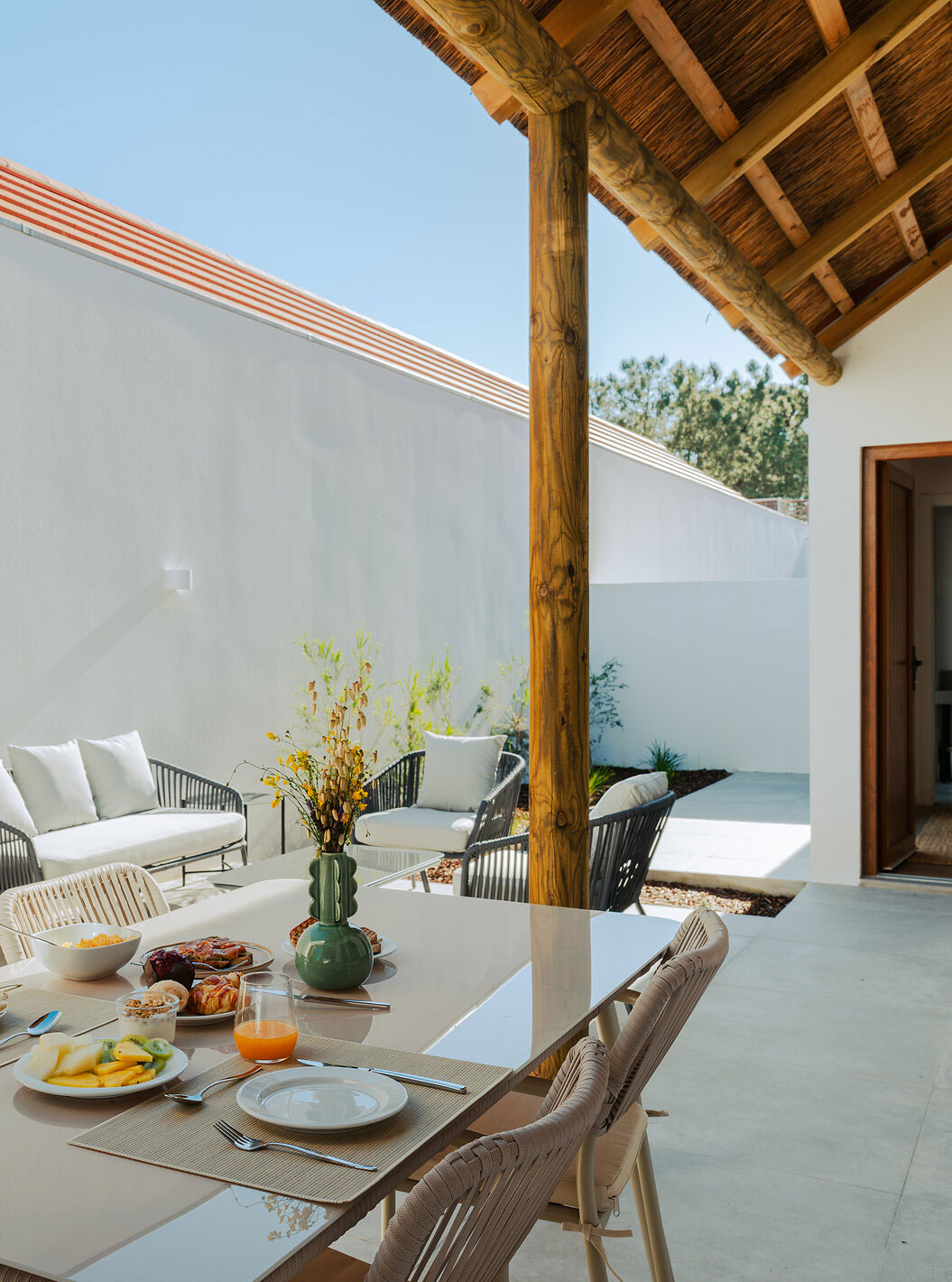 De Superieure Villa bij Pestana Comporta Village Residences heeft een buitenpatio met een eettafel en een bank