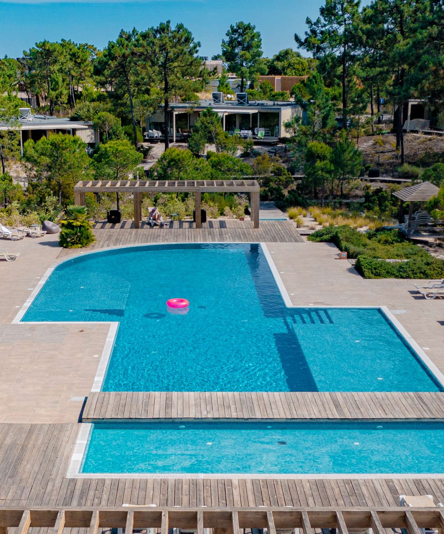 Buitenzwembad in Troia nabij Comporta met ligbedden en natuurlijke omgeving