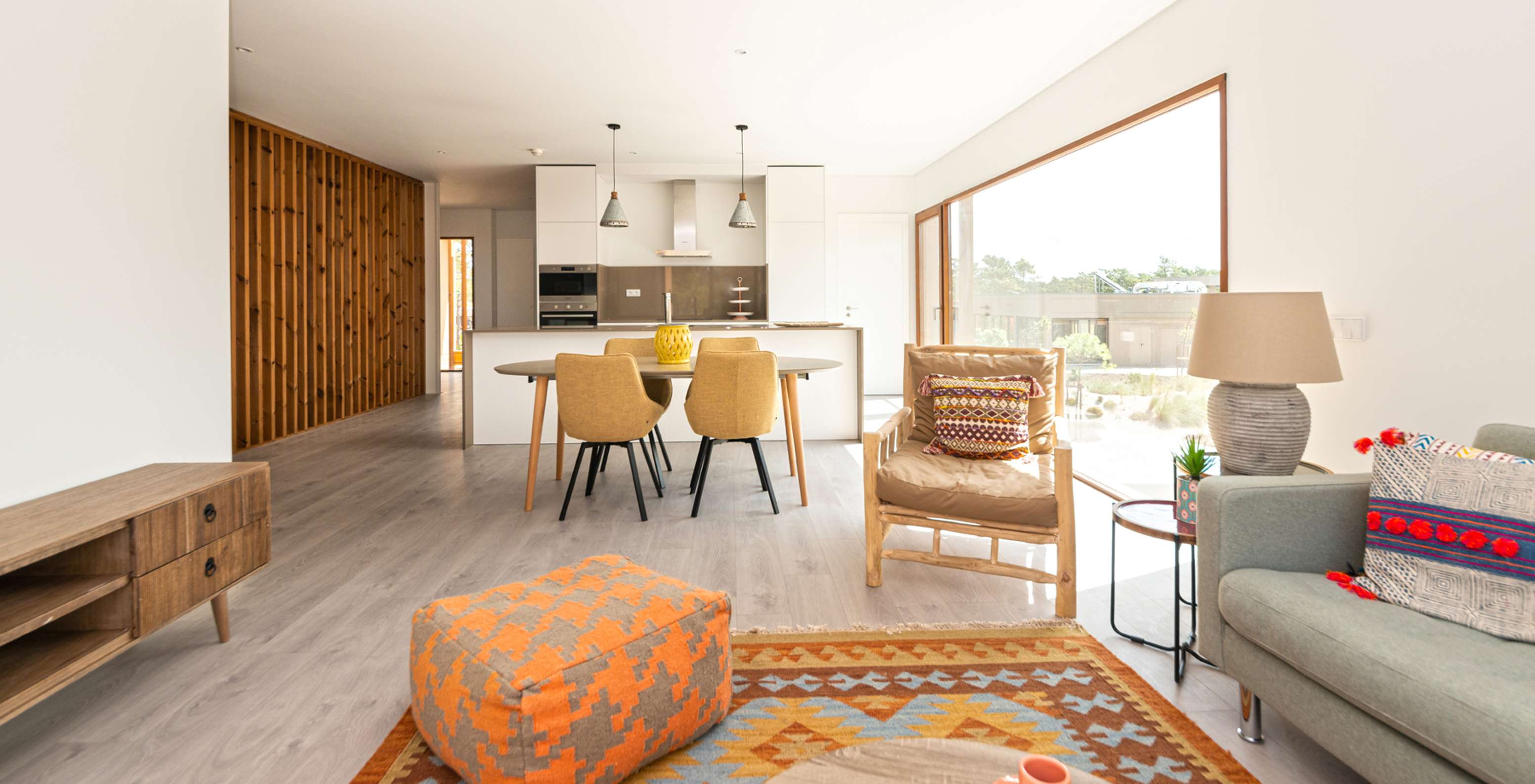 Het Eco Village Appartement 1e Verdieping van Pestana Tróia Eco Resort heeft een woonkamer met keuken en eettafel