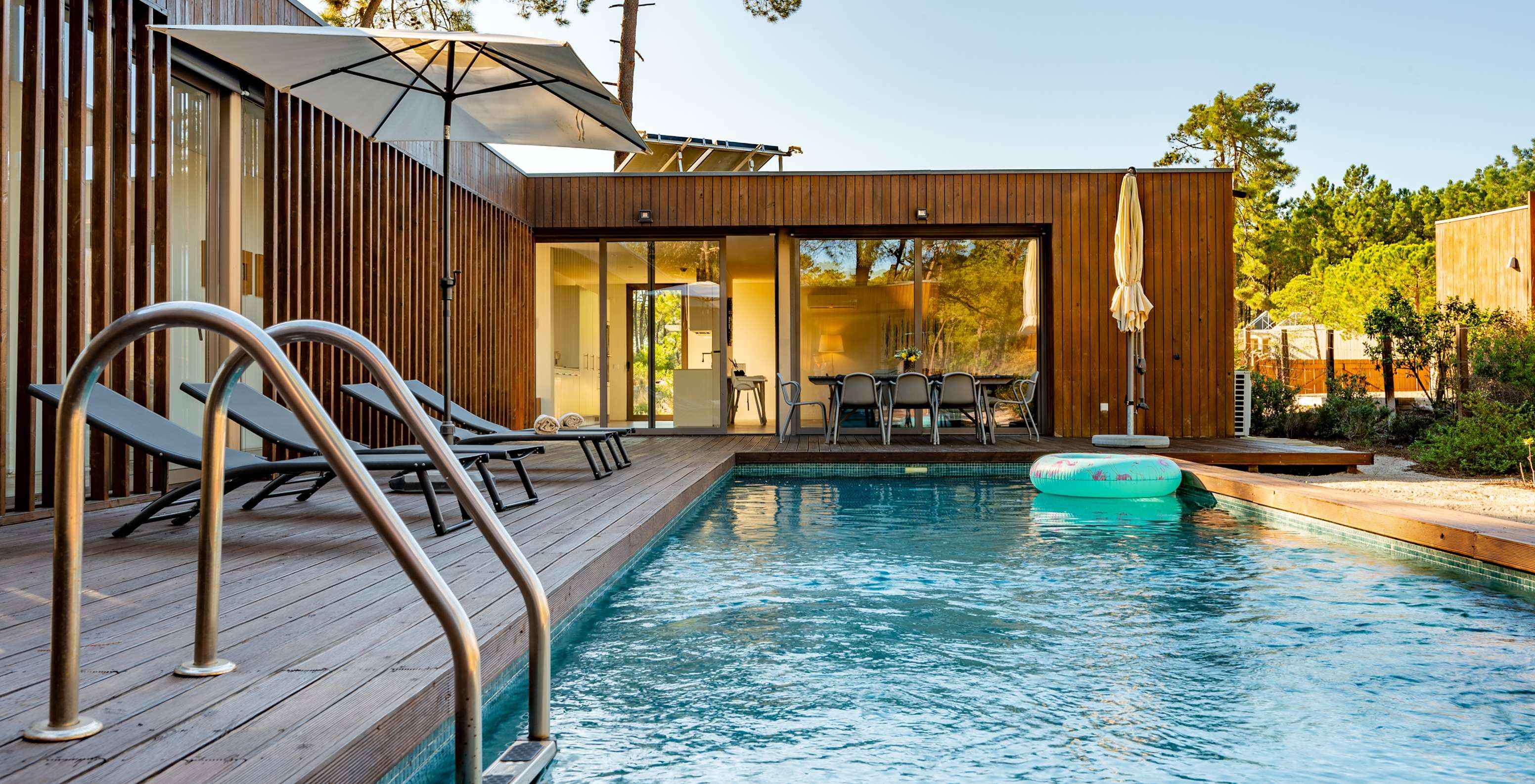 De Luxe 4 Slaapkamer Villas met Privézwembad van Pestana Tróia Eco Resort heeft ligstoelen bij het zwembad