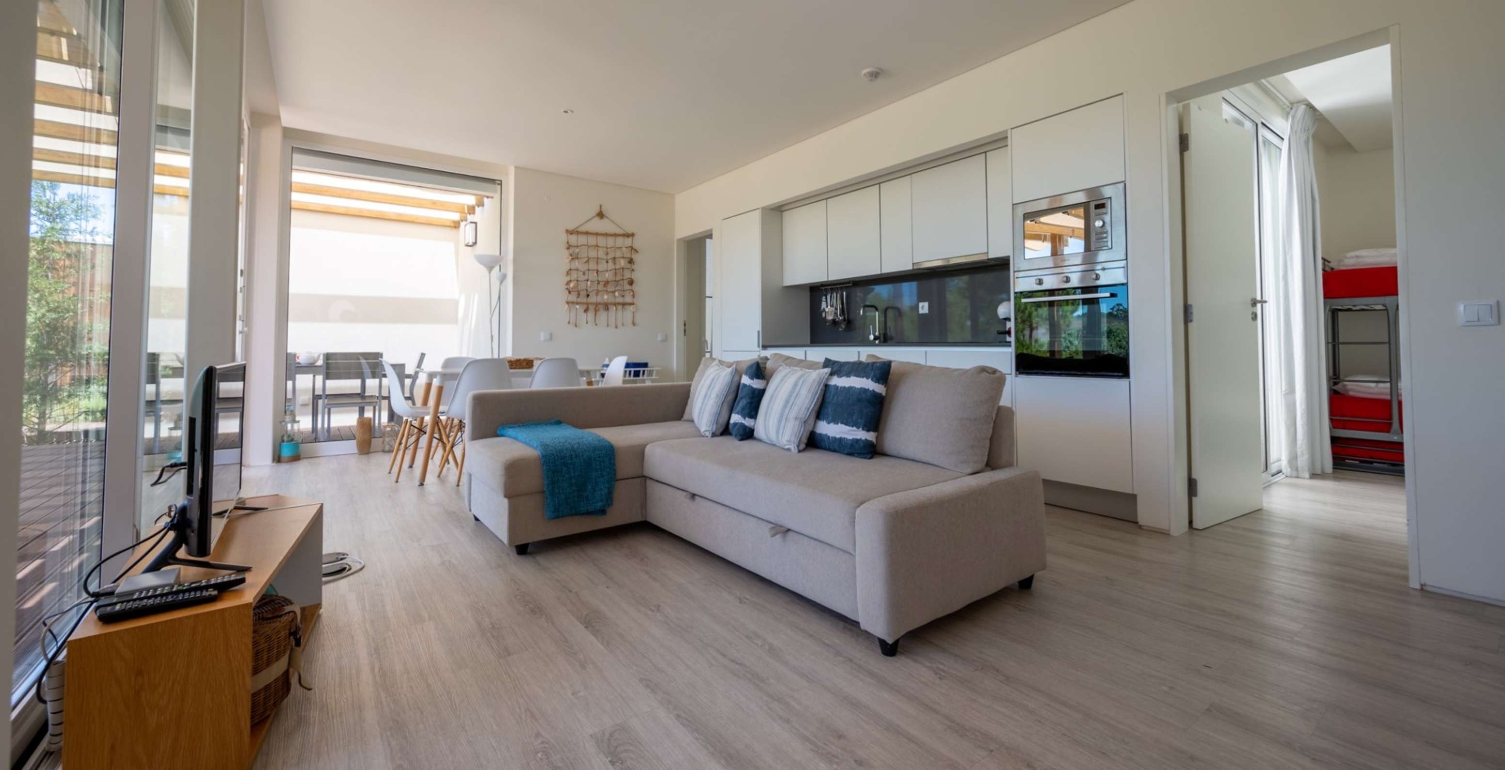 De Green Villa met Privézwembad van Pestana Tróia Eco Resort heeft een gecombineerde woonkamer met keuken en televisie