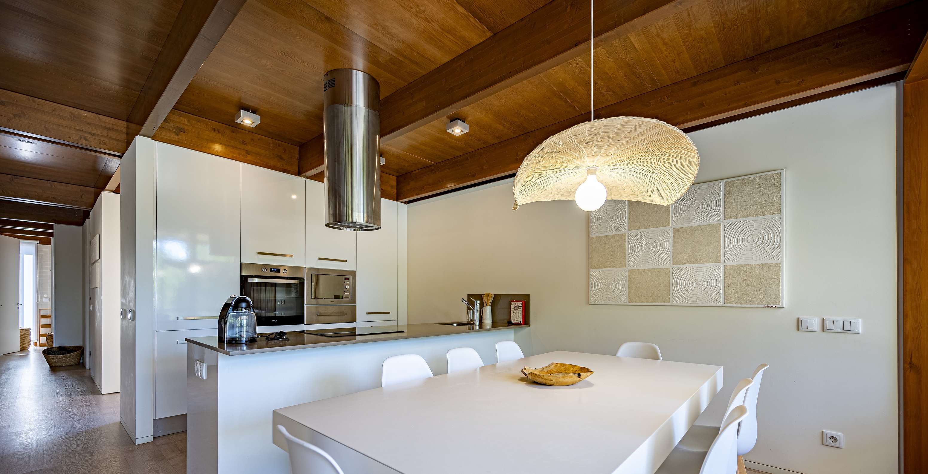 De Tree Villa met Privézwembad van Pestana Tróia Eco Resort heeft een uitgeruste keuken en een tafel met stoelen