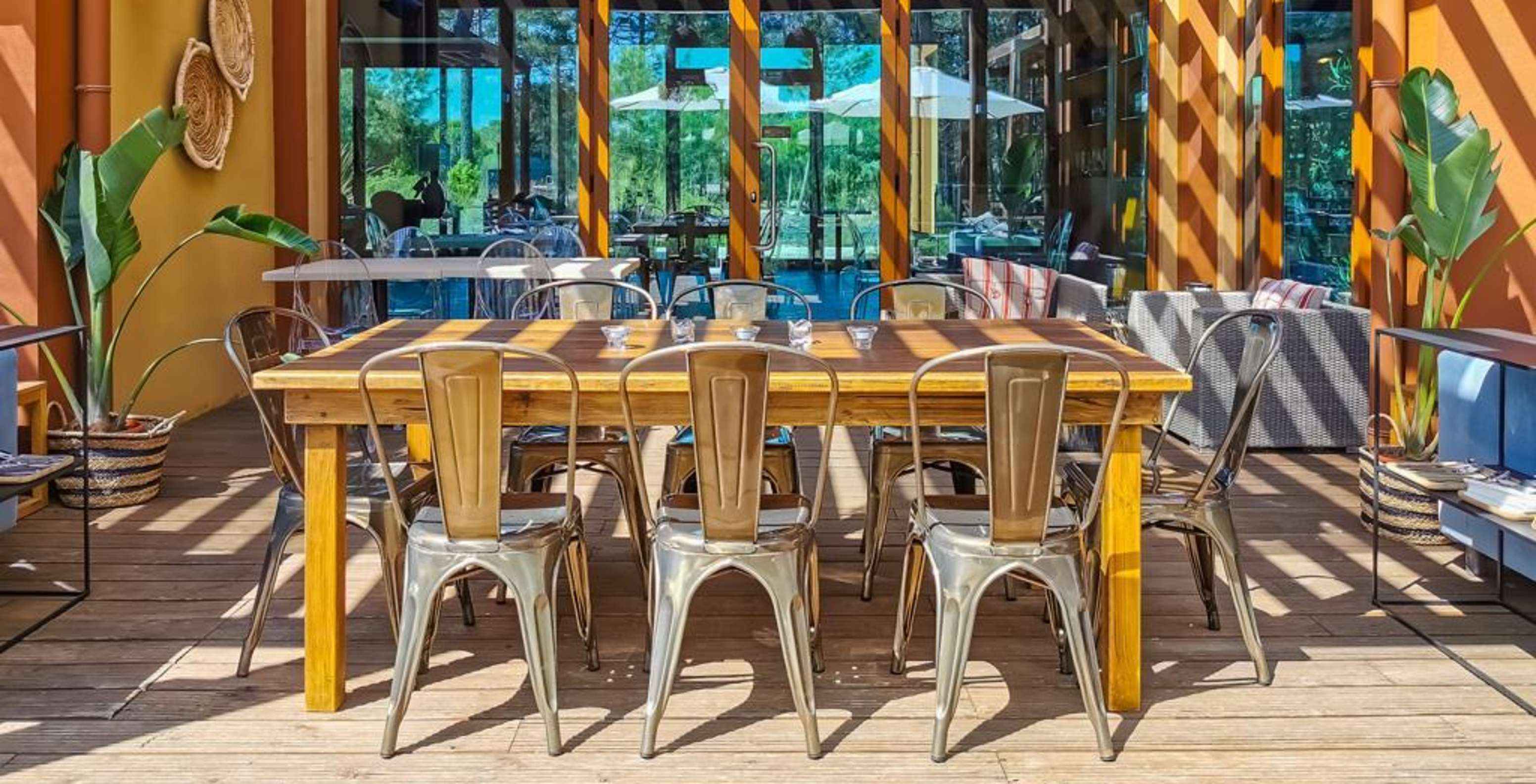 Het restaurant Grão de Bico, van het Eco Resort op 10 minuten van Comporta, heeft een leuk terras met stoelen en tafels