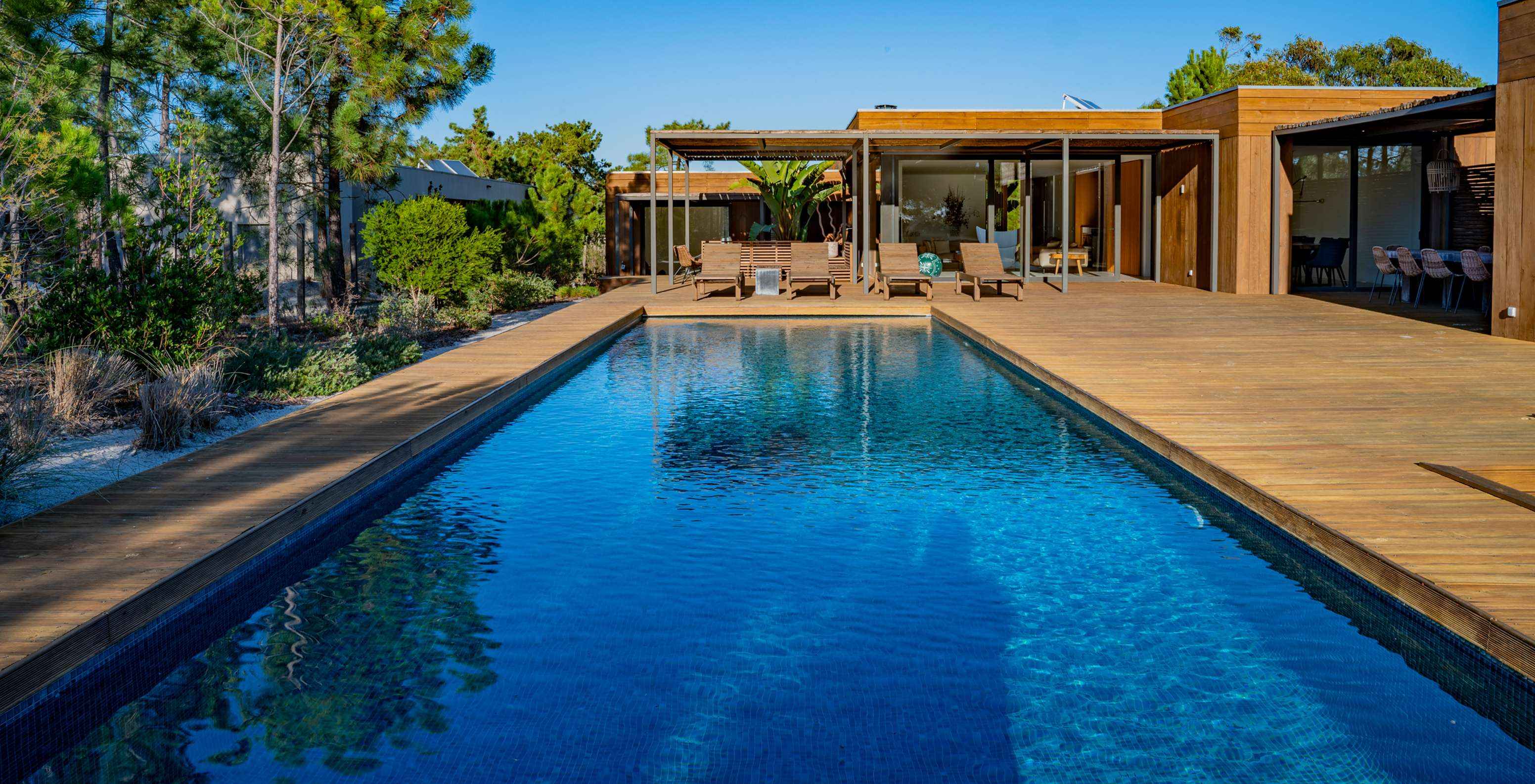 De Exclusieve Villas met Privézwembad van Pestana Tróia Eco Resort hebben een grote zwembad met ligstoelen