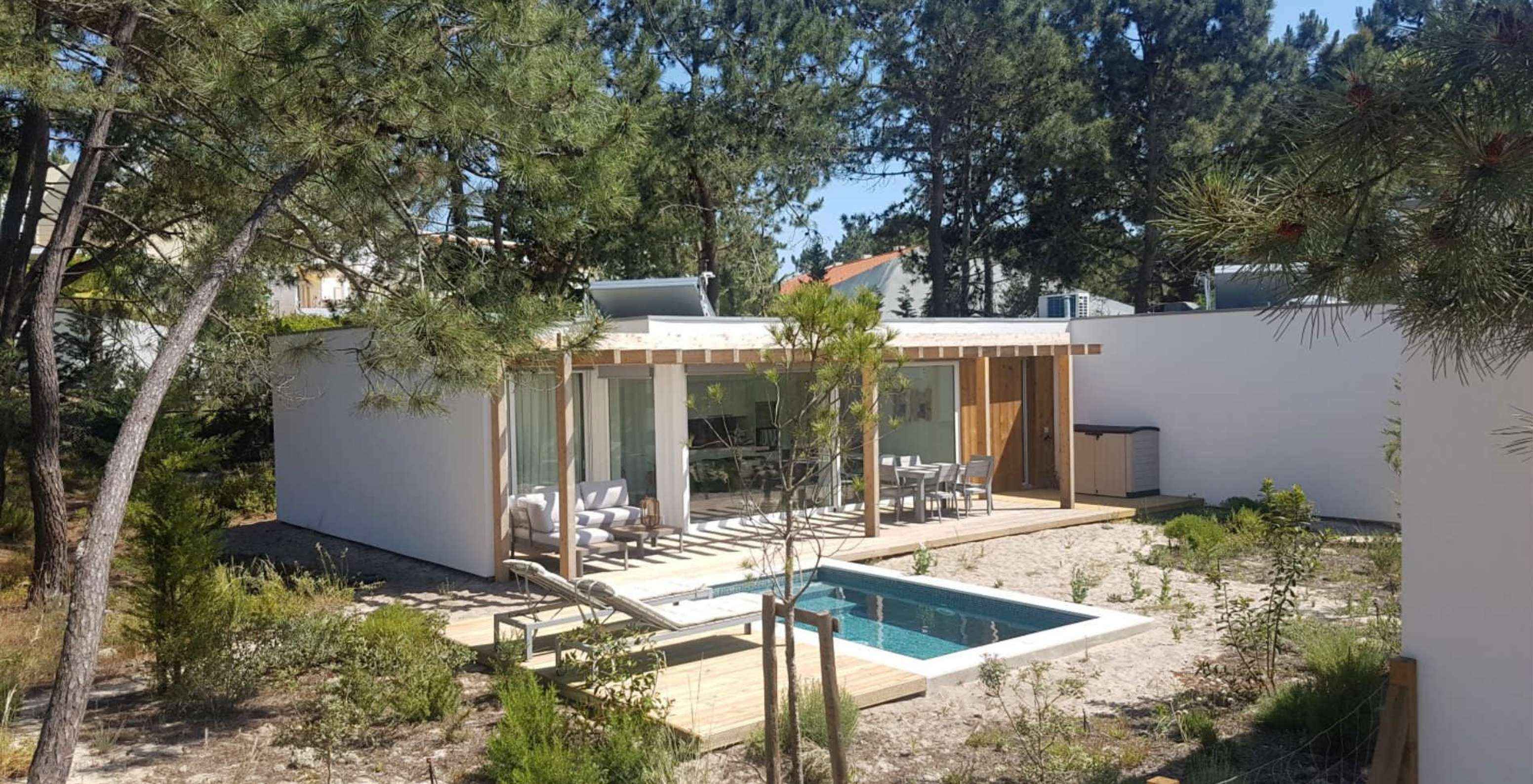 De Green Villa met Privézwembad T3 van Pestana Tróia Eco Resort heeft een privézwembad met ligstoelen