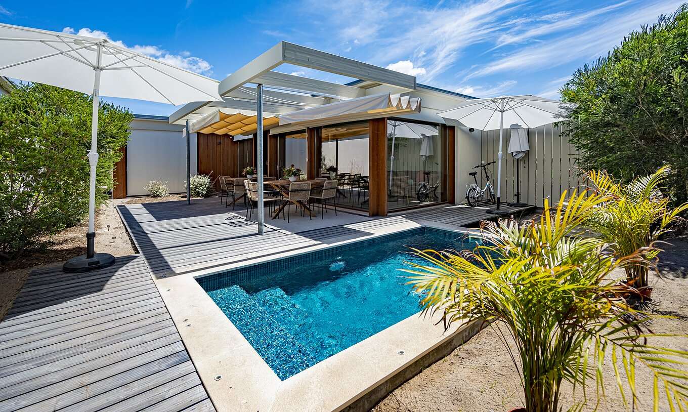 De Aqua Villa van Pestana Tróia Eco Resort heeft een privézwembad met tafel en stoelen ernaast