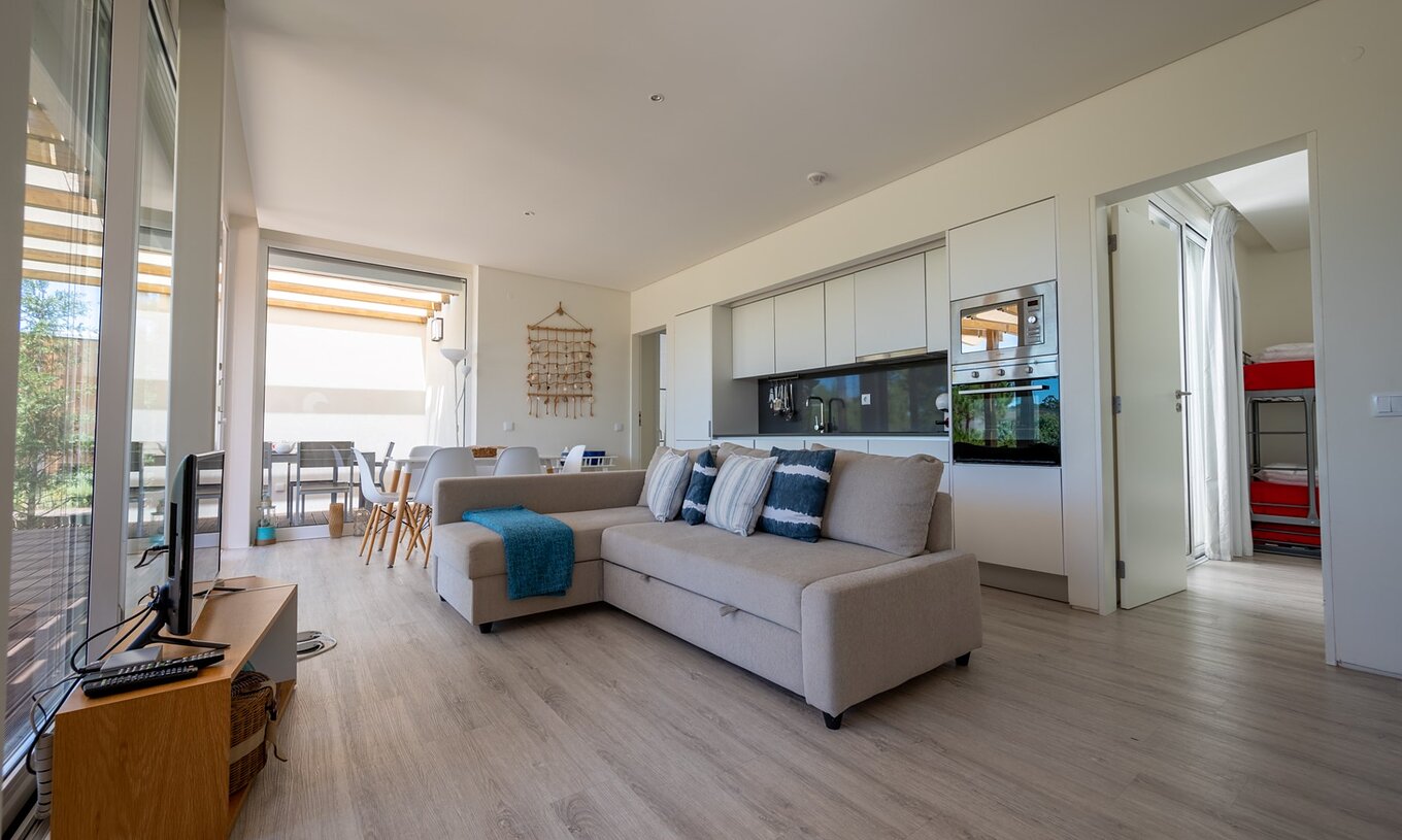 De Green Villa met Privézwembad van Pestana Tróia Eco Resort heeft een gecombineerde woonkamer met keuken en televisie