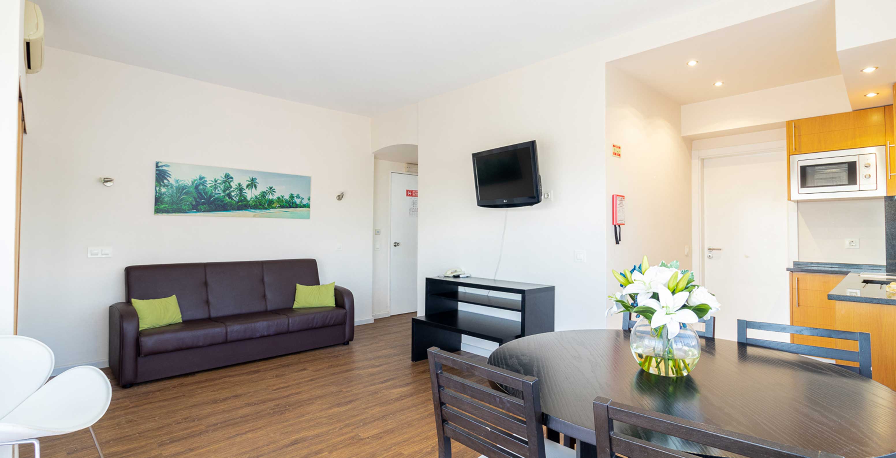 In het T1 Appartement Vista Jardim van Pestana Alvor Atlântico kunt u genieten van de woonkamer met tafel, bank en televisie